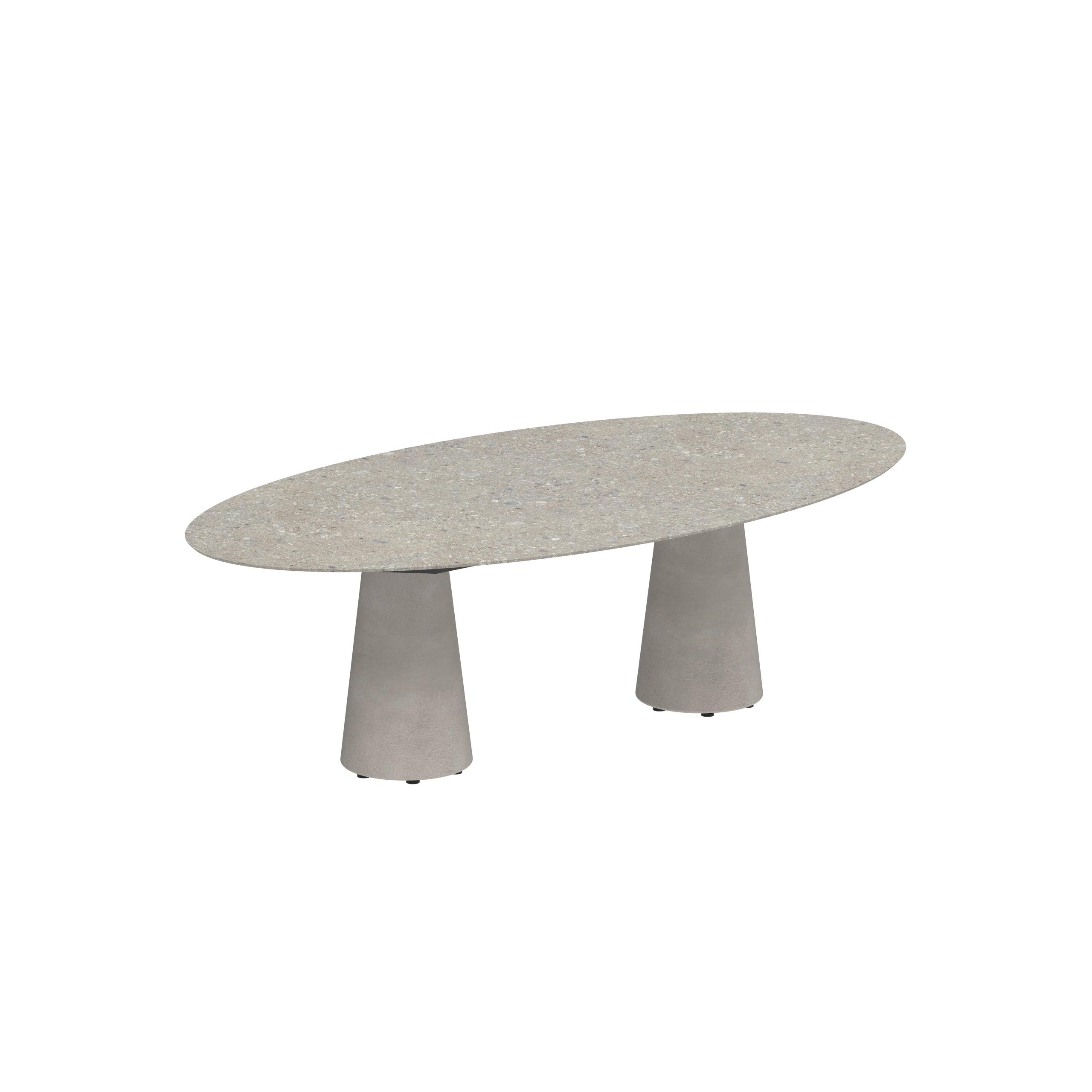 Esstisch CONIX Ellipse mit Cement Grey Concrete Base und Ceppo Dolomitica Tischplatte – natürlicher Steincharakter für elegante Terrassen