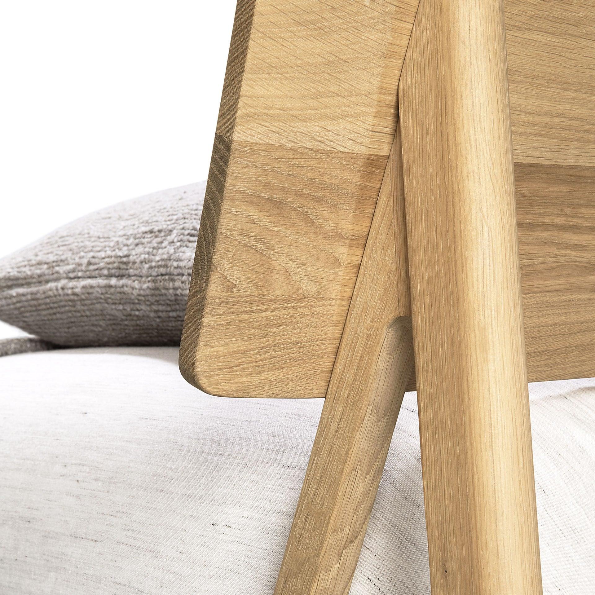 Detailaufnahme des Kopfteils vom Ethnicraft AIR Bett in heller Eiche – sanft gerundete Kanten