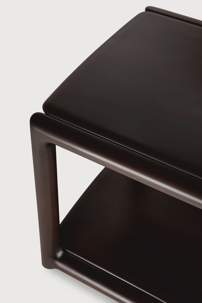 Ethnicraft EDA Beistelltisch – Detail der Mahagonioberfläche in Rose Brown und der weich ausgearbeiteten Übergänge.
