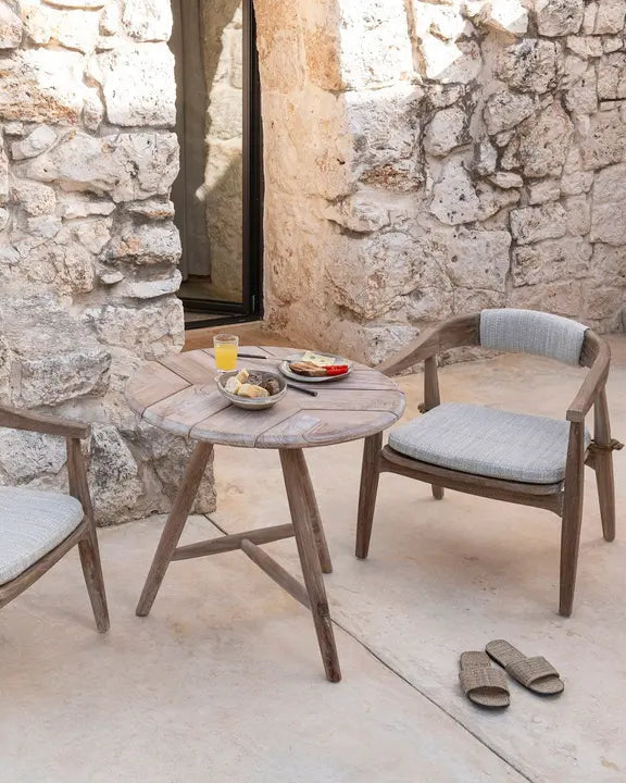 Faye Low Bistrotisch von Gommaire im Outdoor-Setting – kombiniert mit Lounge-Stühlen für entspanntes Kaffeetrinken auf der Terrasse