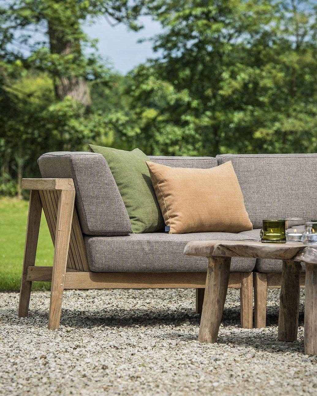 COPENHAGUE Sofa-Mittelteil in eleganter Terrassen-Lounge – stilvolle Kombination aus Teak und Polster für modernen Outdoor-Komfort
