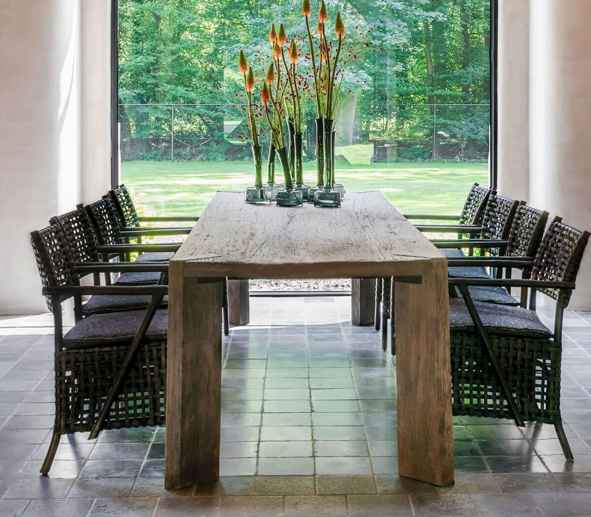 Esstisch ARCHIE von Gommaire in einem modernen Esszimmerambiente – kombiniert mit schlichten Stühlen und natürlichen Materialien für ein stilvolles Wohngefühl