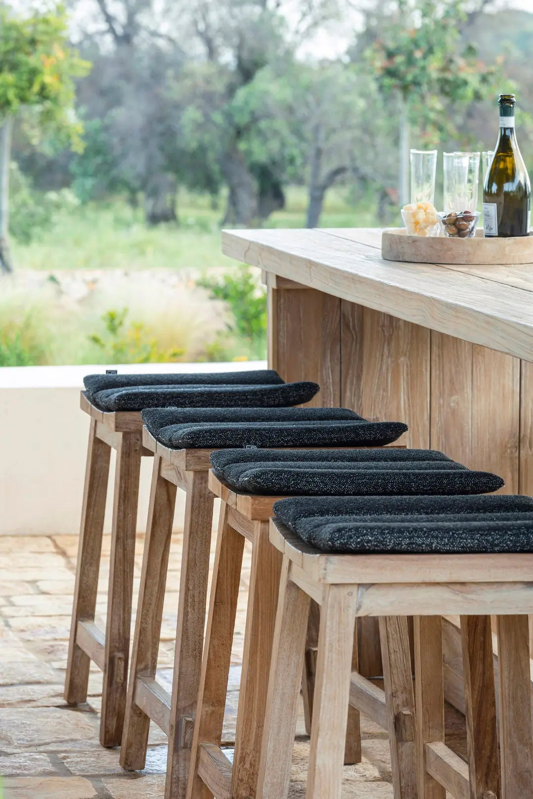 Barhocker ALEXI mit Sitzkissen von Gommaire auf Terrasse – bequeme Barstuhl-Lösung für moderne Outdoor-Lounges und Gartenbars