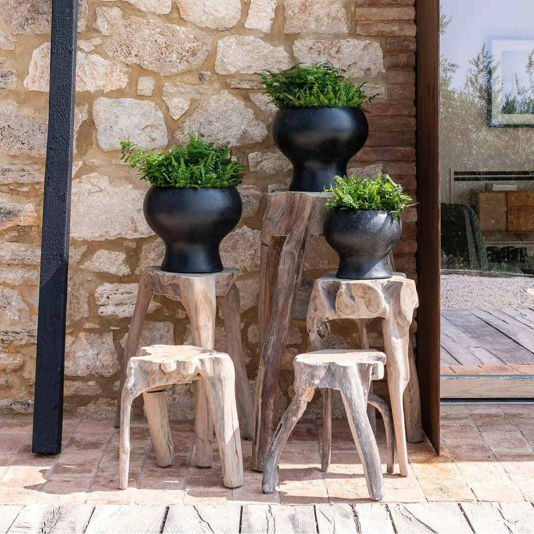 Couchtisch CUMI von Gommaire in einem Outdoor-Setting – harmonisch und wetterbeständig