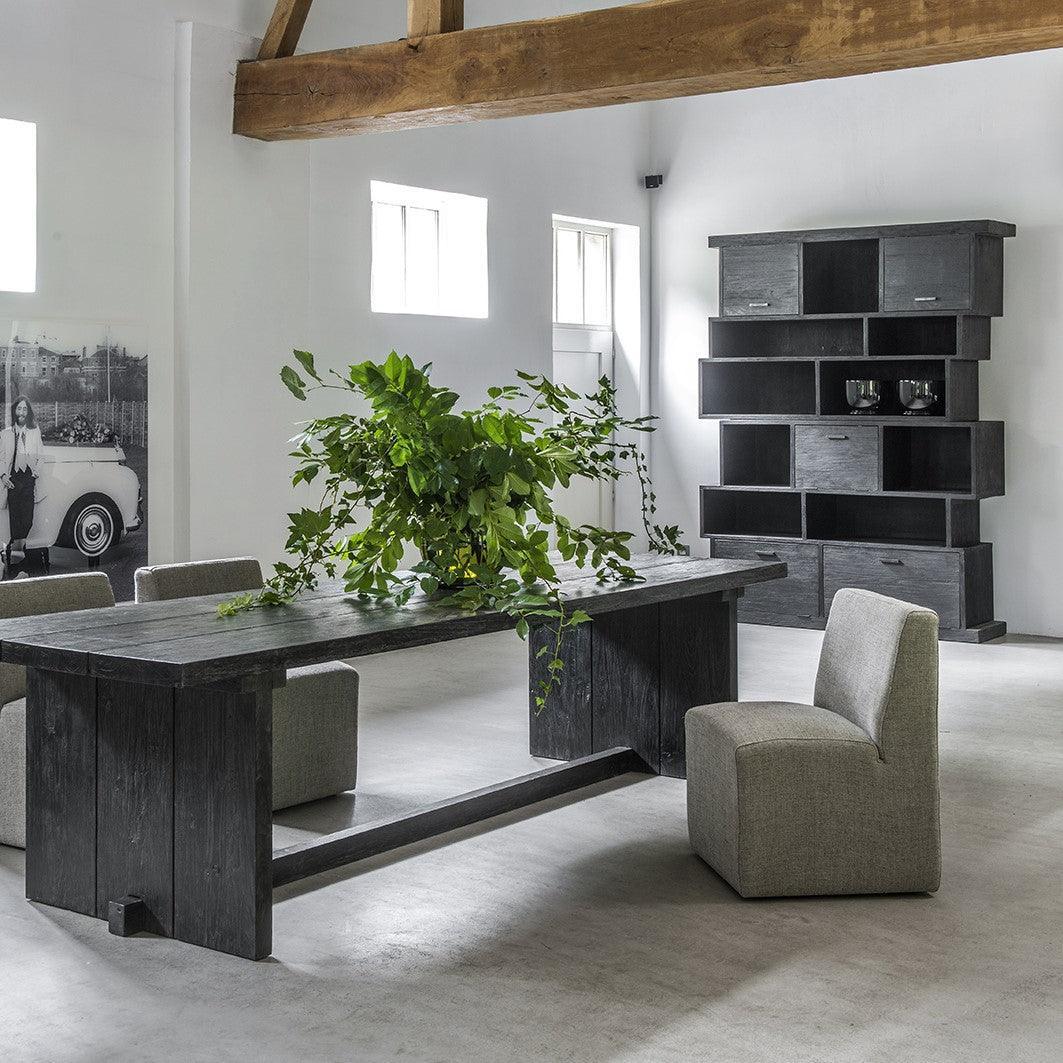 Teakholz-Schrank DIZZY von Gommaire, stilvoll arrangiert in einem modern-natürlichen Wohnraum oder Flur – harmonisch kombiniert mit zurückhaltender Dekoration und Naturmaterialien