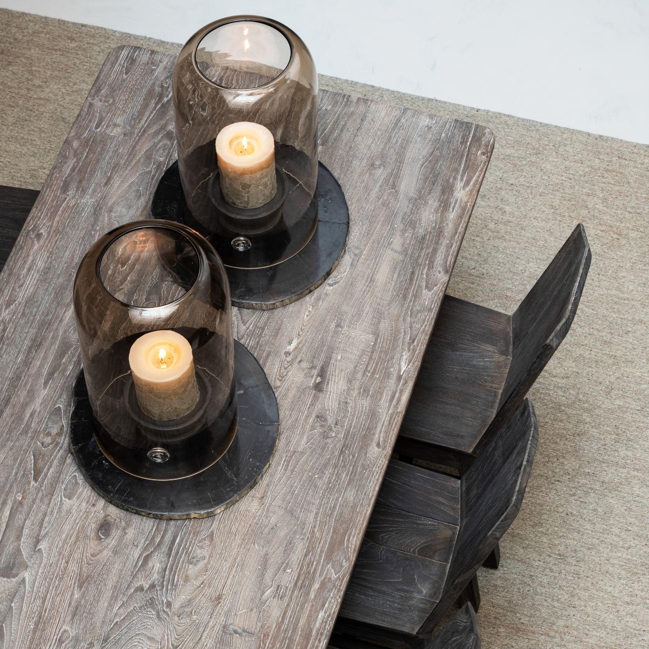 Esstisch JUSTIN von Gommaire auf sonniger Terrasse, liebevoll gedeckt mit Geschirr und Leinen – natürlicher Mittelpunkt für Outdoor-Dining