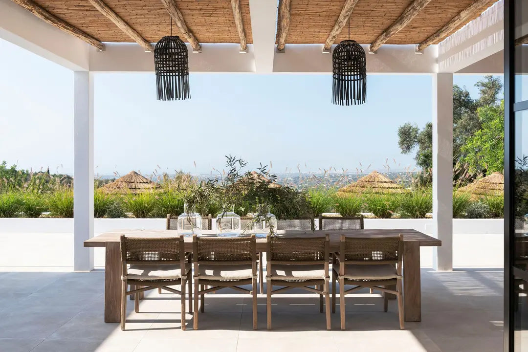 Gartentisch MAXIMUS von Gommaire im Outdoor-Essbereich – kombiniert mit Teakstühlen und Accessoires für stilvolles Dining im Freien