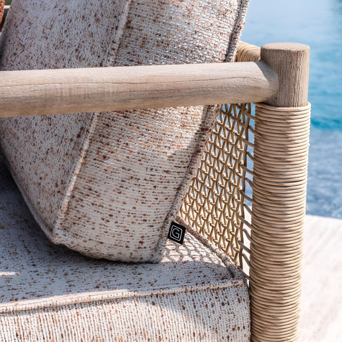 Outdoor-Sessel MIEKE 1-Sitzer von Gommaire am Pool – eleganter Loungesessel aus Teakholz mit wetterfestem Polster für exklusive Außenbereiche