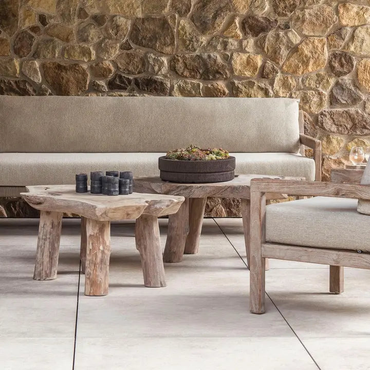 NATURAL SHAPE Couchtisch von Gommaire im Outdoor-Wohnzimmer – stilvoll inszeniert mit Lounge-Möbeln unter freiem Himmel