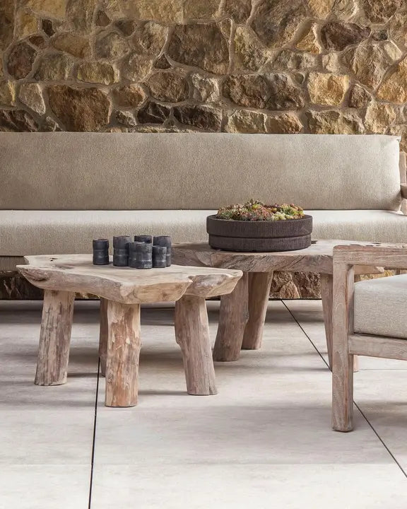 NATURAL SHAPE Couchtisch von Gommaire im Outdoor-Wohnzimmer – stilvoll inszeniert mit Lounge-Möbeln unter freiem Himmel