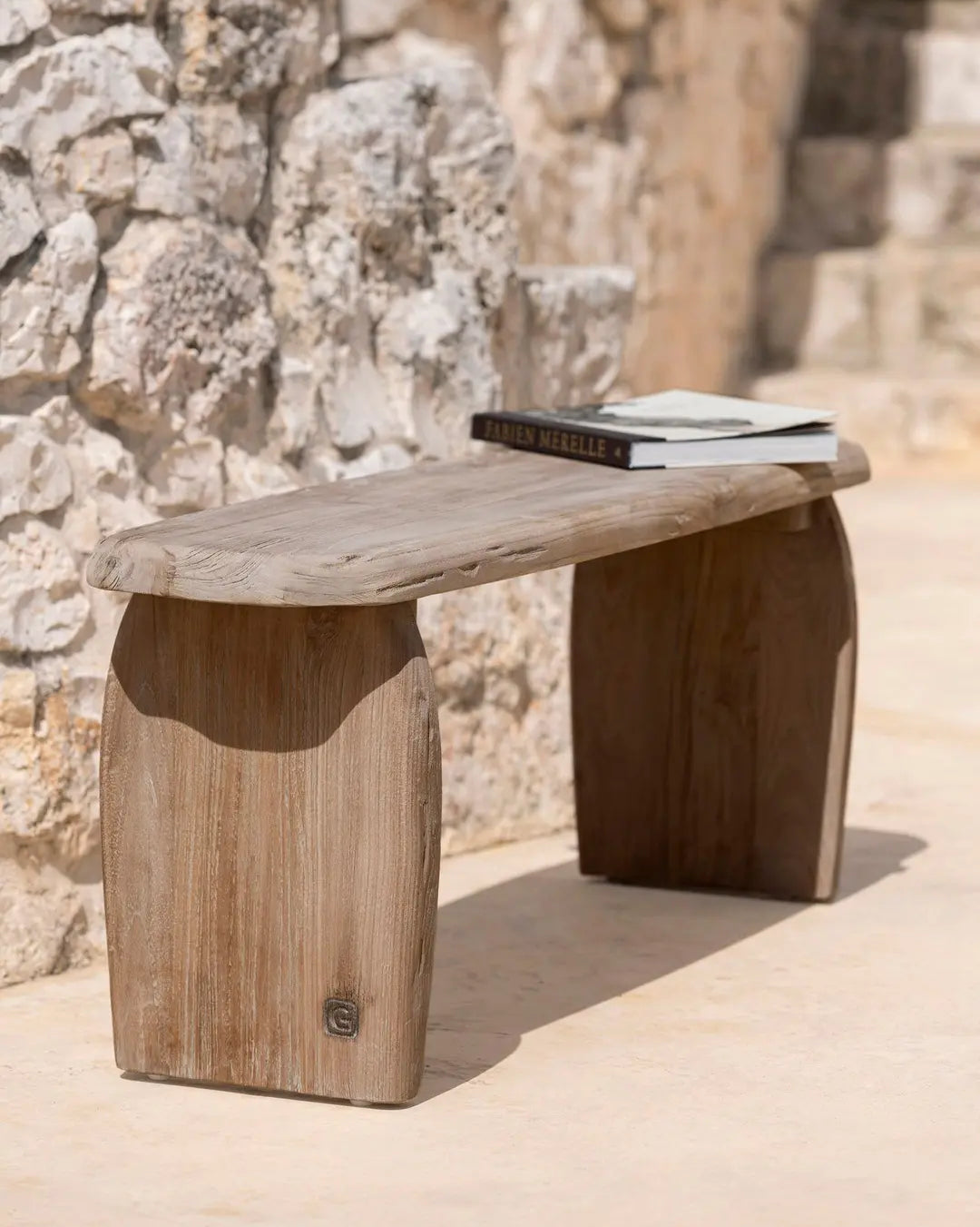 Organisch geformte Teakholzbank Pebble von Gommaire im Garten – harmonische Verbindung von Natur und Design