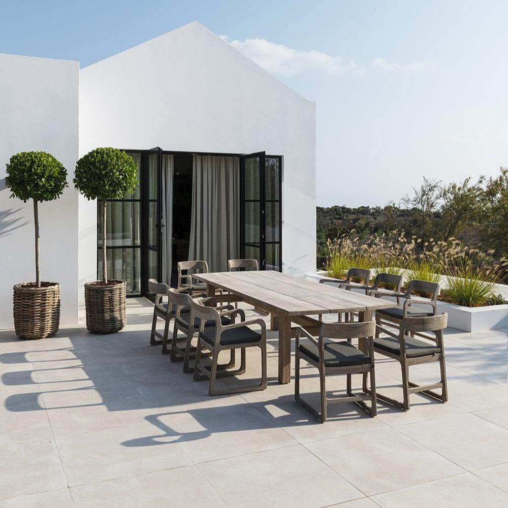 Outdoor-Lounge mit zwei SALLY Armlehnstühlen von Gommaire – komfortable Sitzlösung mit Rückenkissen in elegantem Stoffdesign