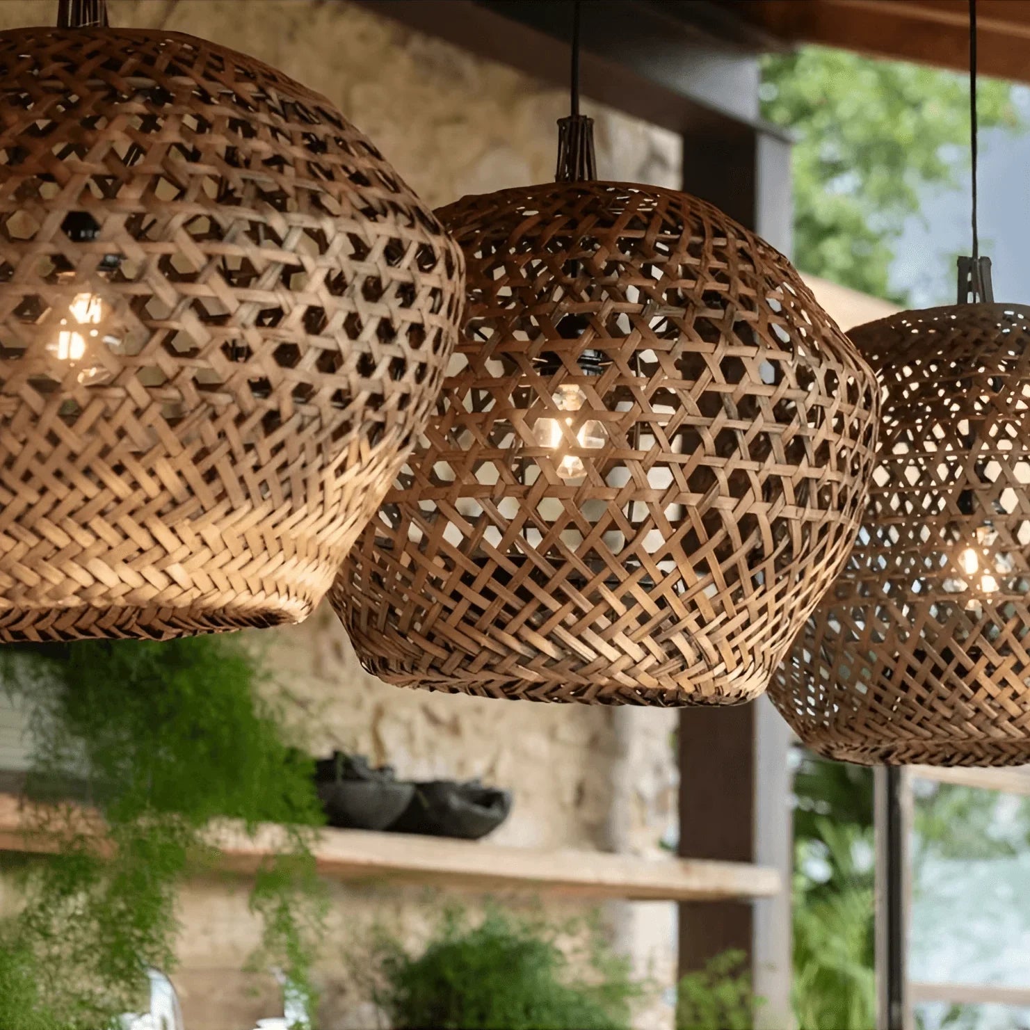 Zwei Hängelampen BOMBAY von Gommaire über Kücheninsel – natürliche Rattanlampen für stilvolle Küchenbeleuchtung im Organic Living Look