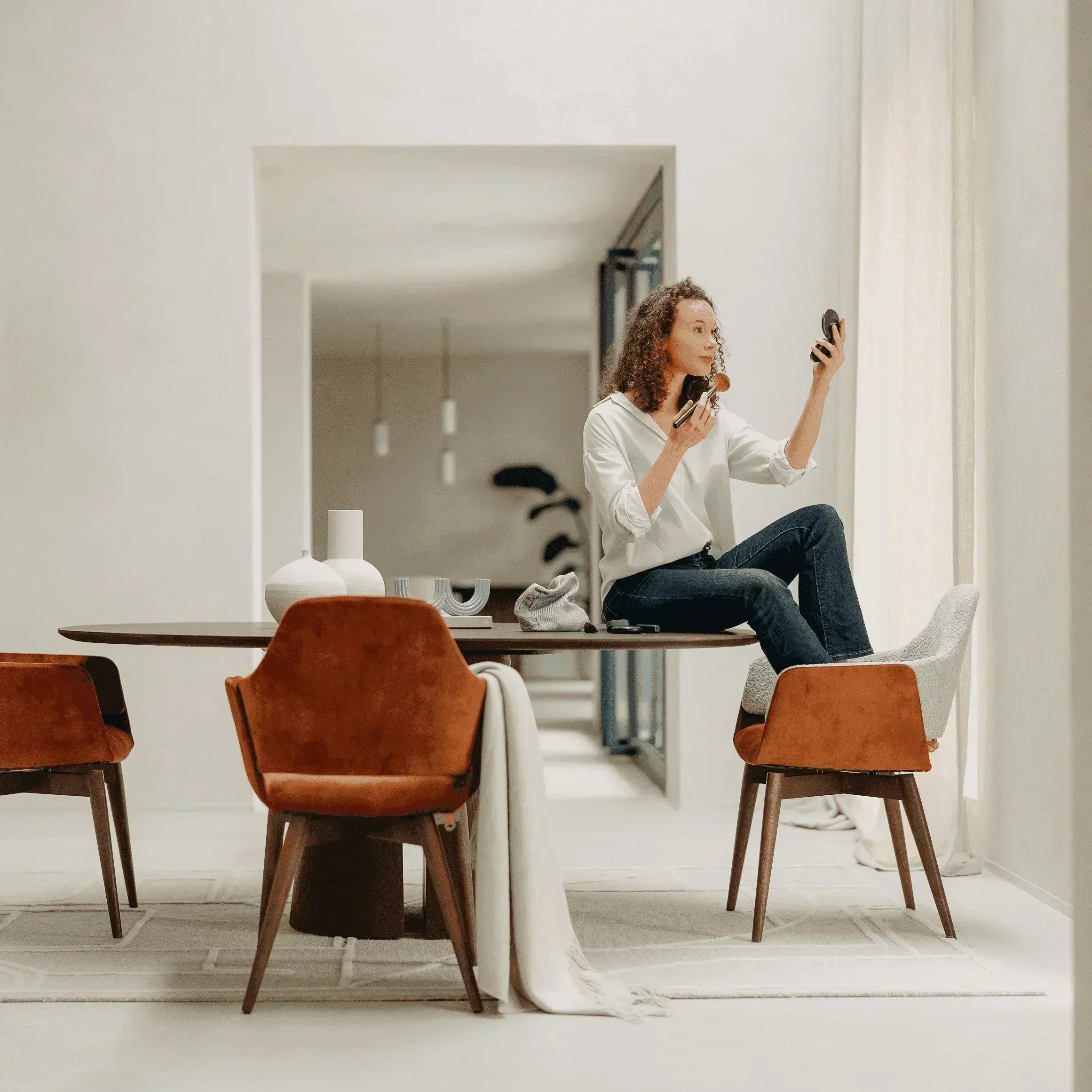 Stuhl LOTUS im urbanen Loft-Stil mit sichtbaren Materialien und modernen Kontrasten