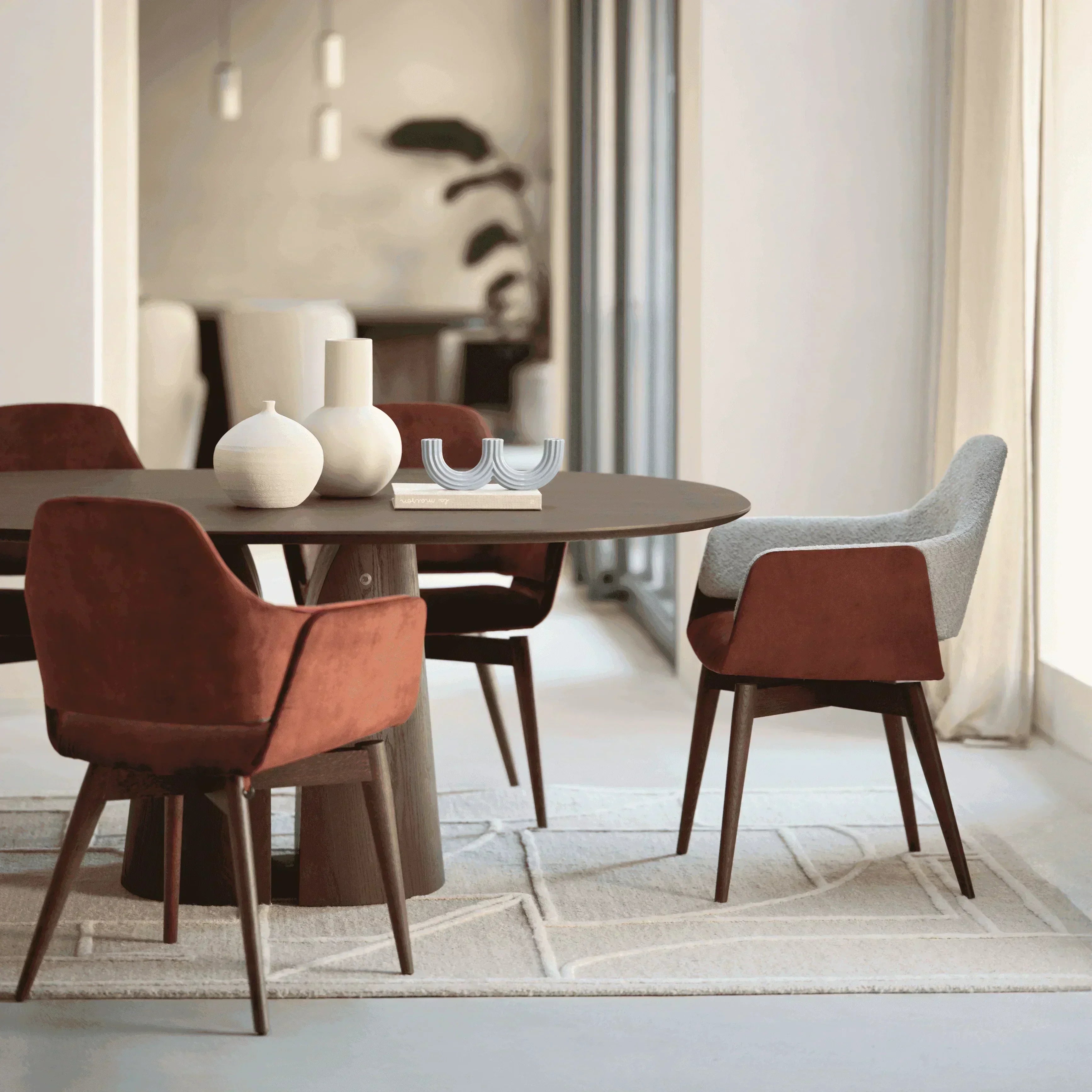 Mobitec Stuhl LOTUS in einem hellen Raum mit natürlichem Holztisch und klarer Linienführung