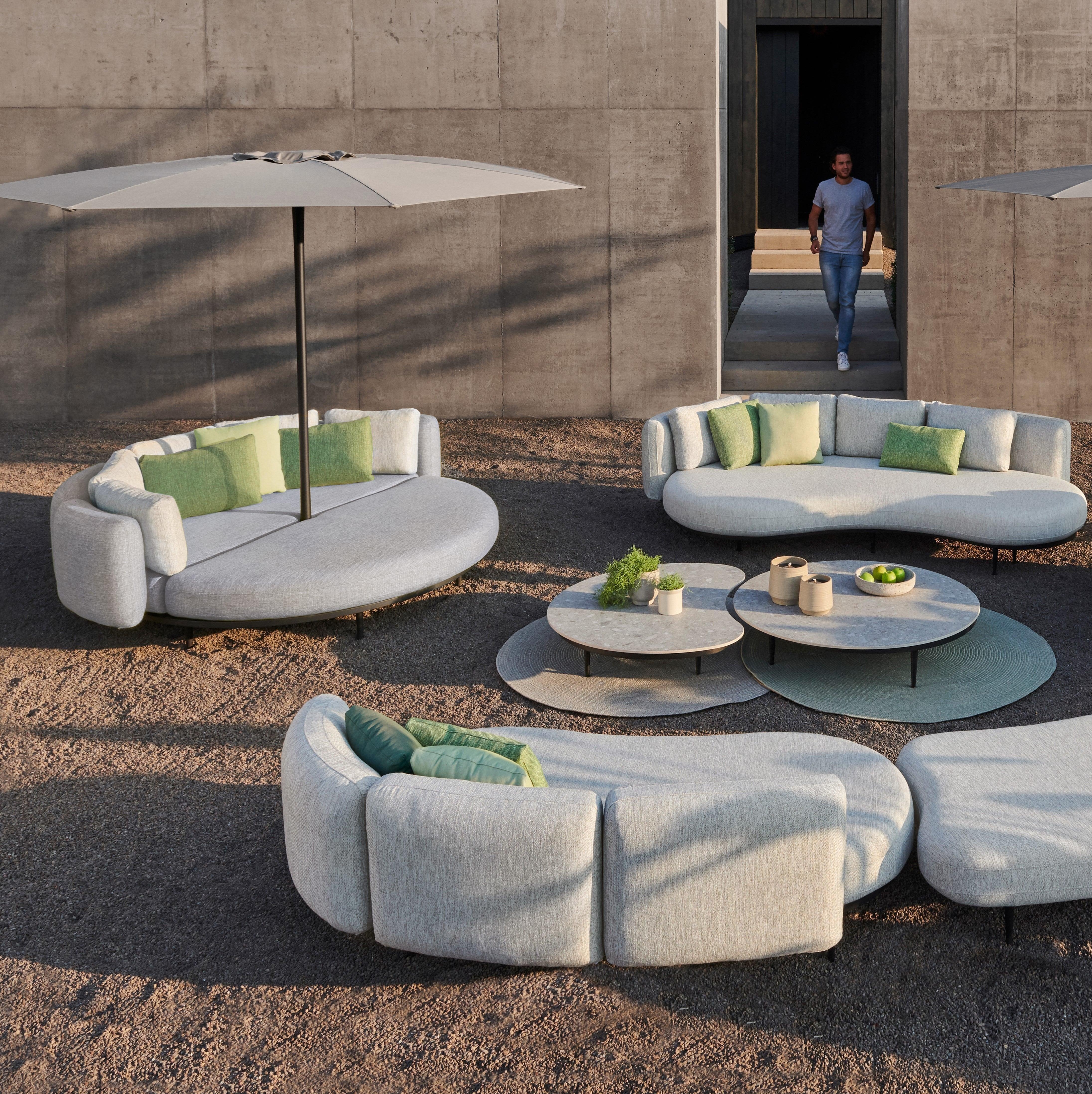 Royal Botania ORGANIX 09 in einer überdachten Lounge – eleganter Wetterschutz kombiniert mit weichen, einladenden Loungemöbeln