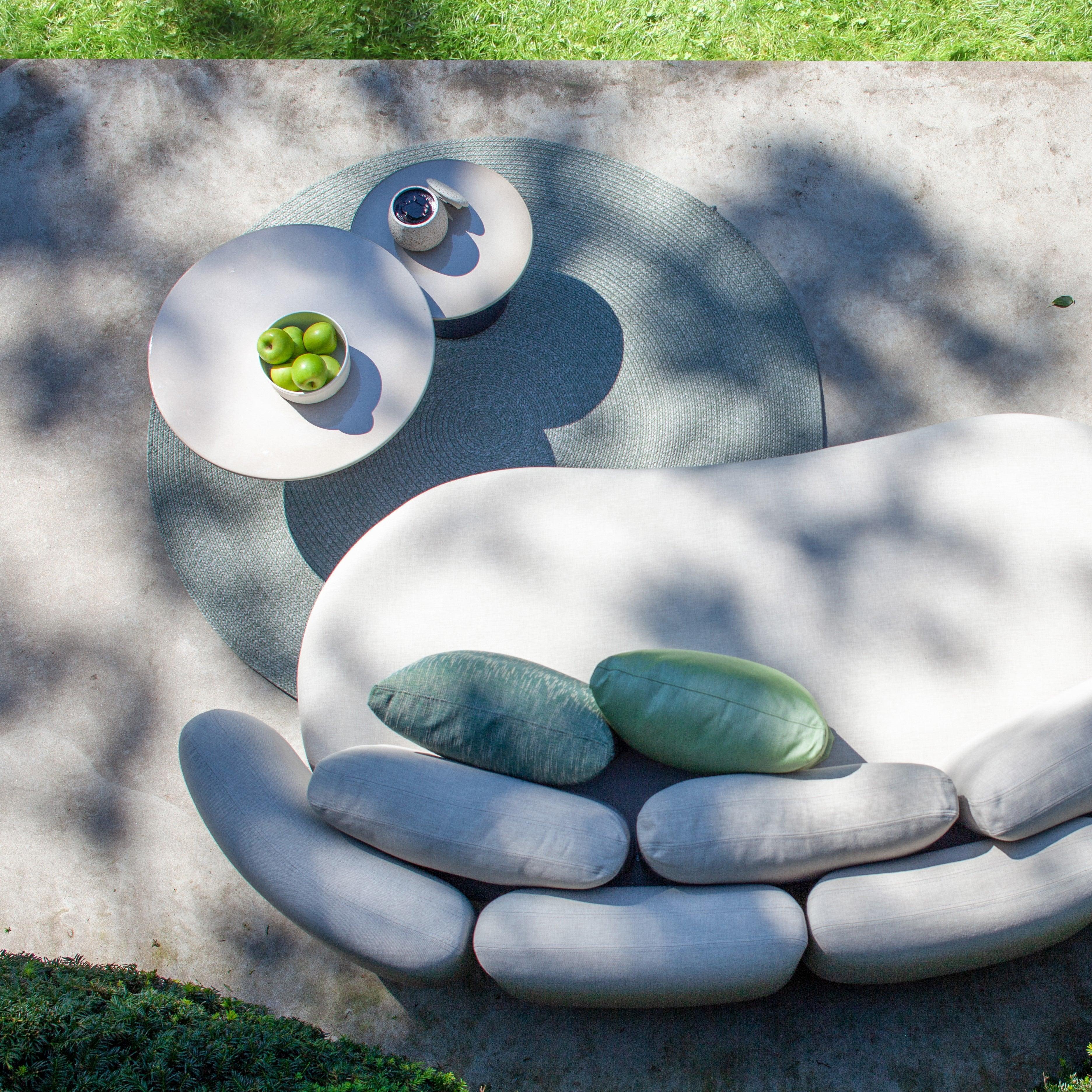 Design-Loungetisch ORGANIX von Royal Botania im Außenbereich – stilvolle Ergänzung für jede moderne Garten- oder Terrassenmöblierung