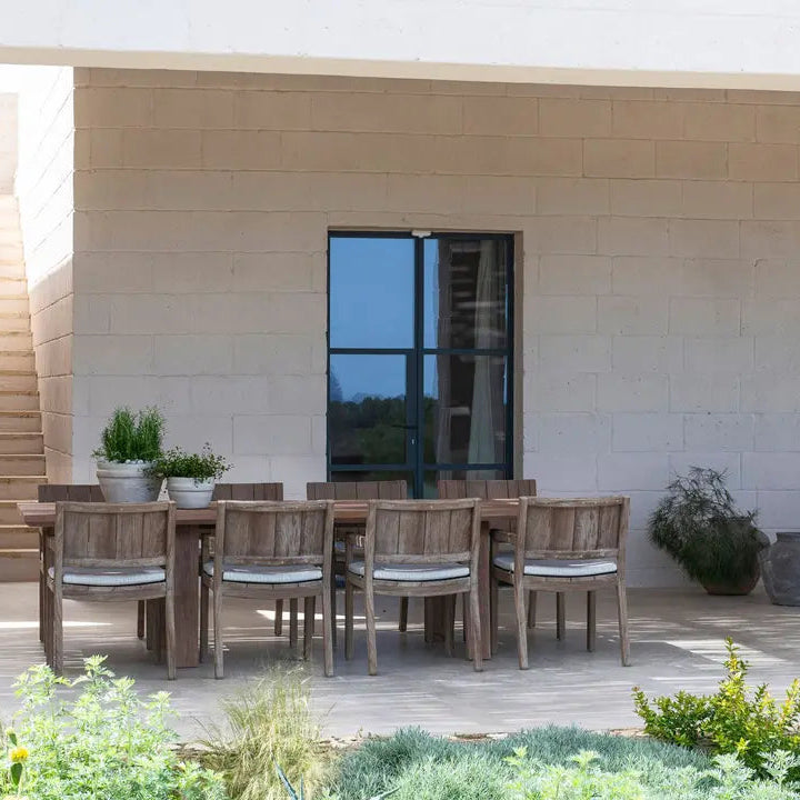 Gommaire Esstisch MIA mit Sonnenschirm und Dekoration – wetterfester Teaktisch für moderne Gartengestaltung mit natürlicher Ästhetik