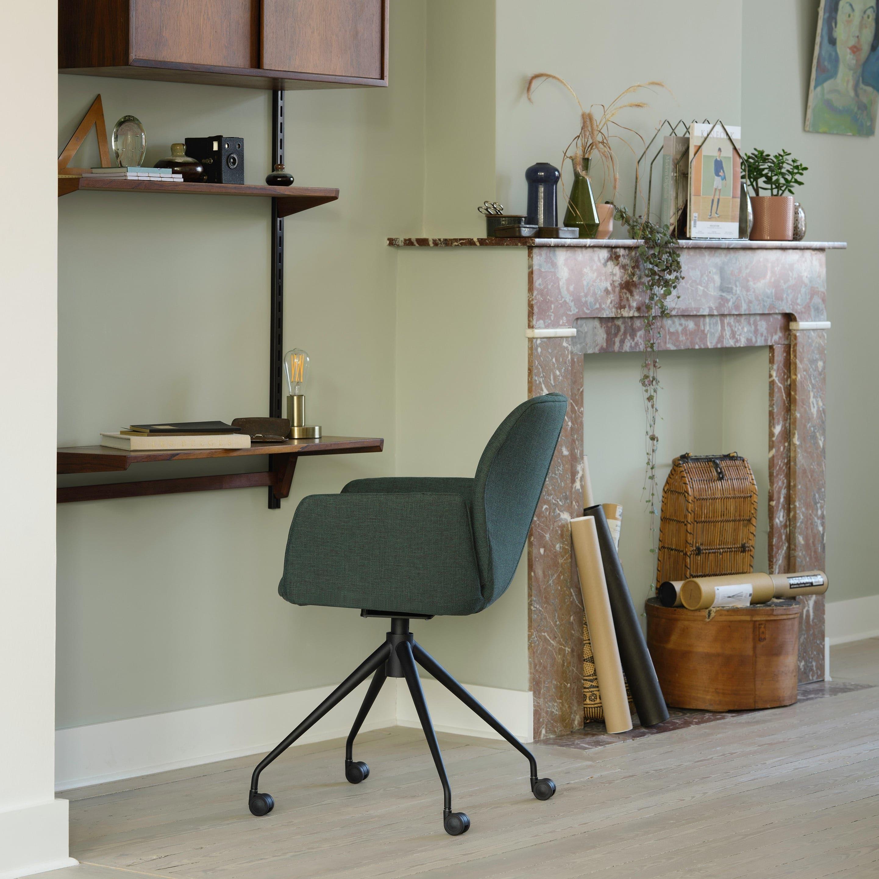 MOOD Stühle im Coworking Space mit Betonboden, Holzdetails und modernen Arbeitsinseln