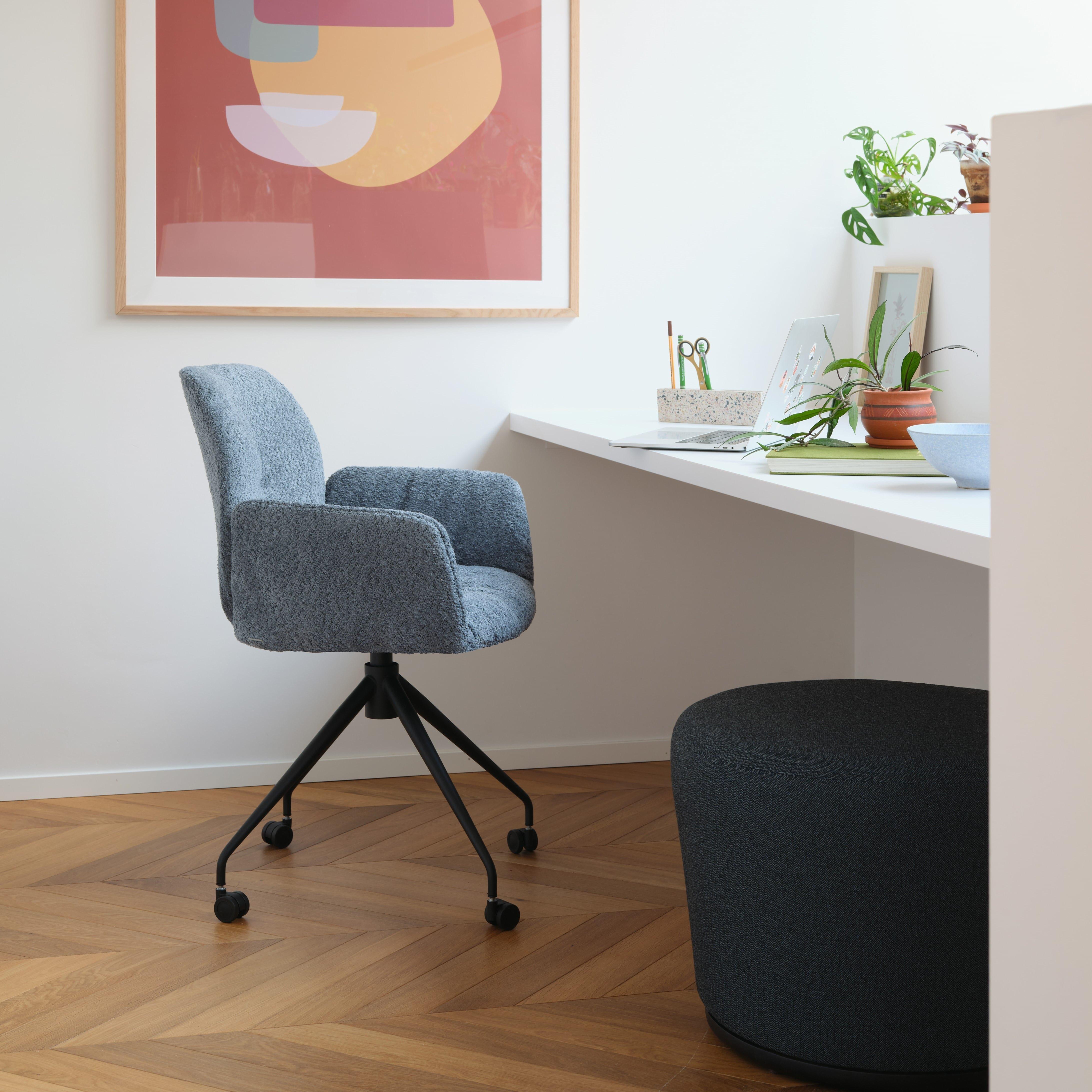 Stühle der Serie MOOD an einem großen Besprechungstisch in einem architektonisch klaren Büro