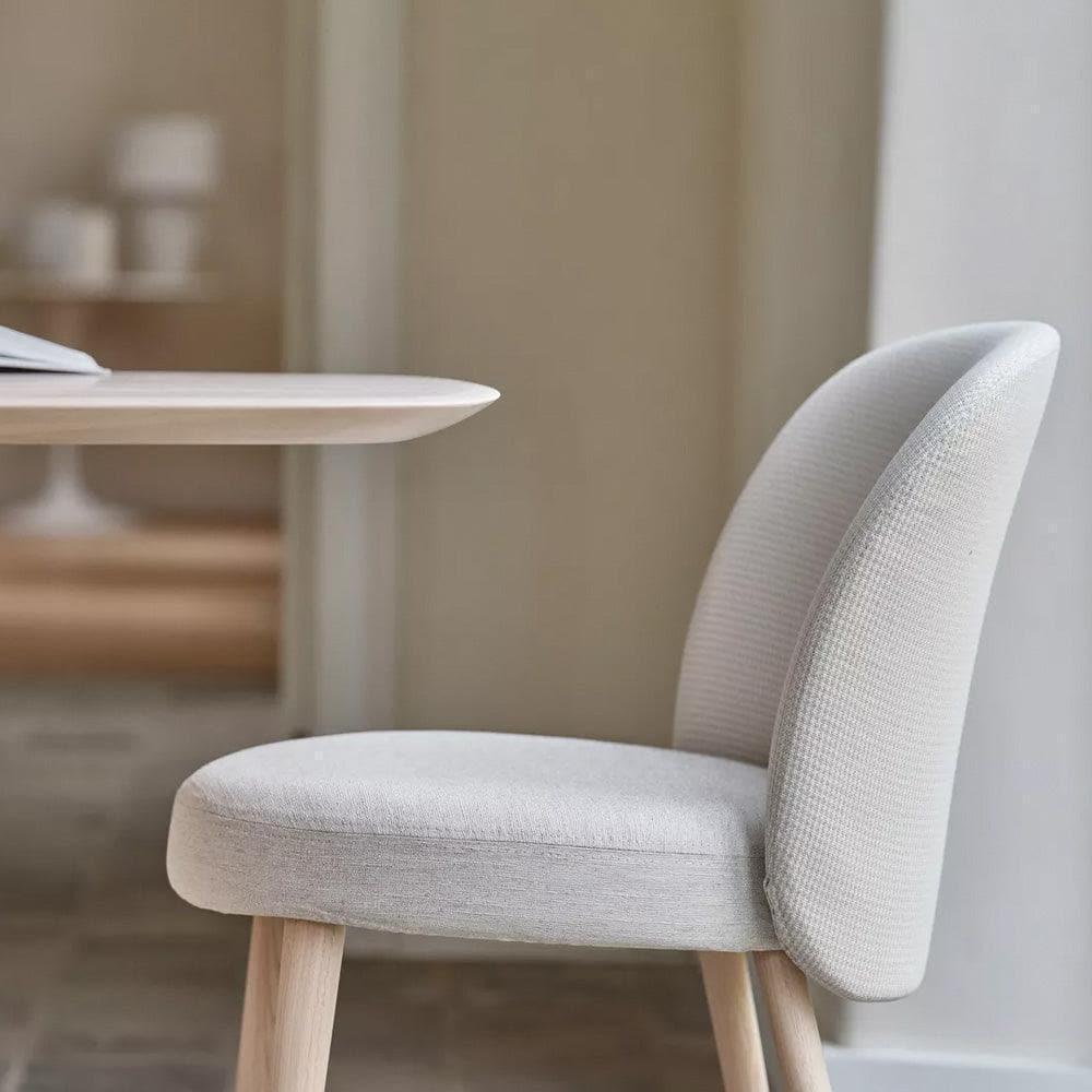 Wohnraum mit mehreren NEO C0652 Stühlen von Mobitec – stilvolles Interieur in hellen Naturtönen