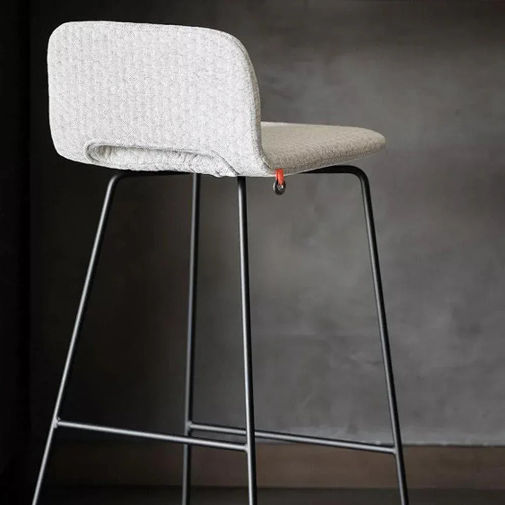 Einzelner Barstuhl PAMP C1610 an einer Kücheninsel – stilvoll in Szene gesetzt