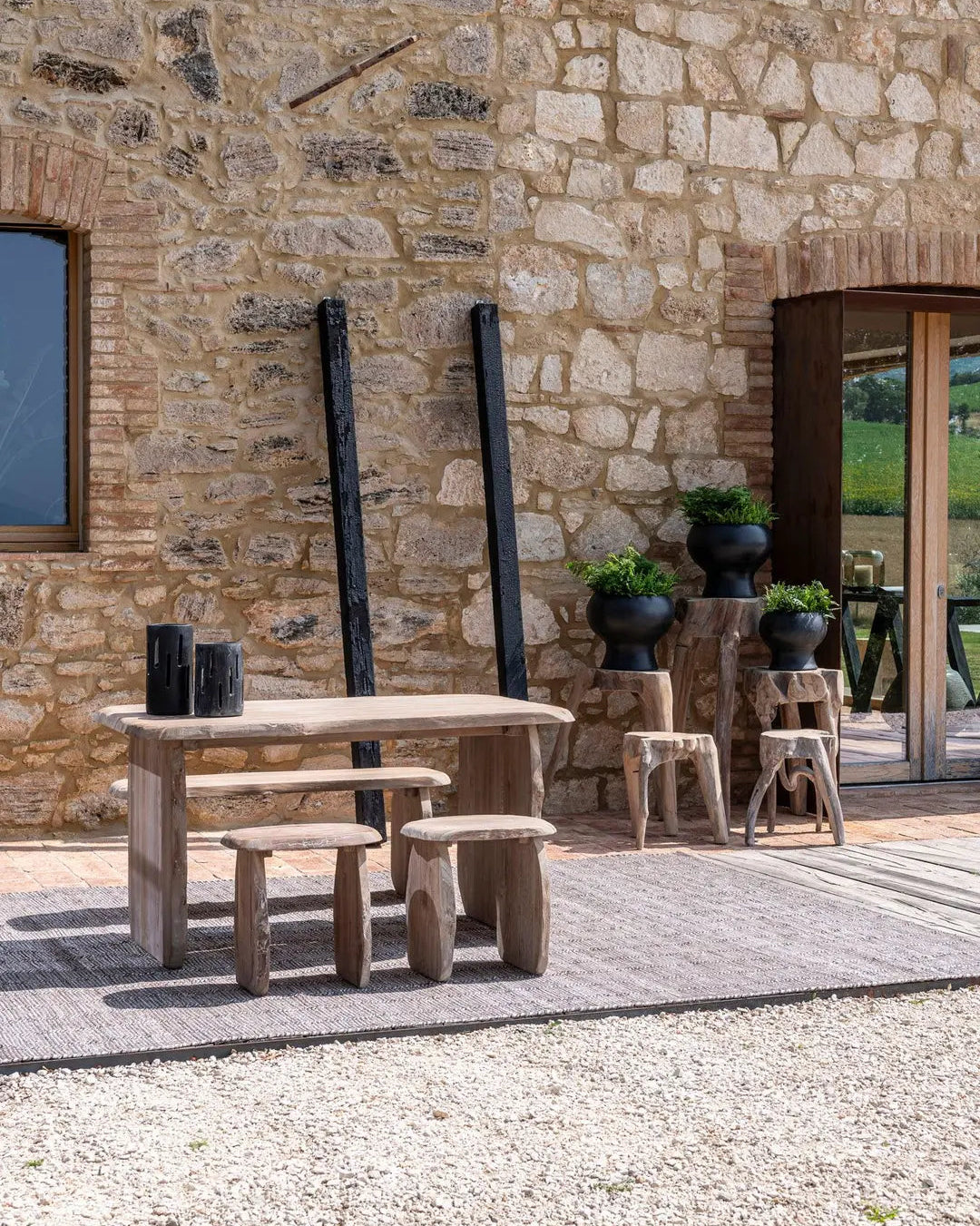Teakholz-Hocker Pebble von Gommaire im Gartenambiente – vielseitig als Beistelltisch oder Sitzgelegenheit einsetzbar