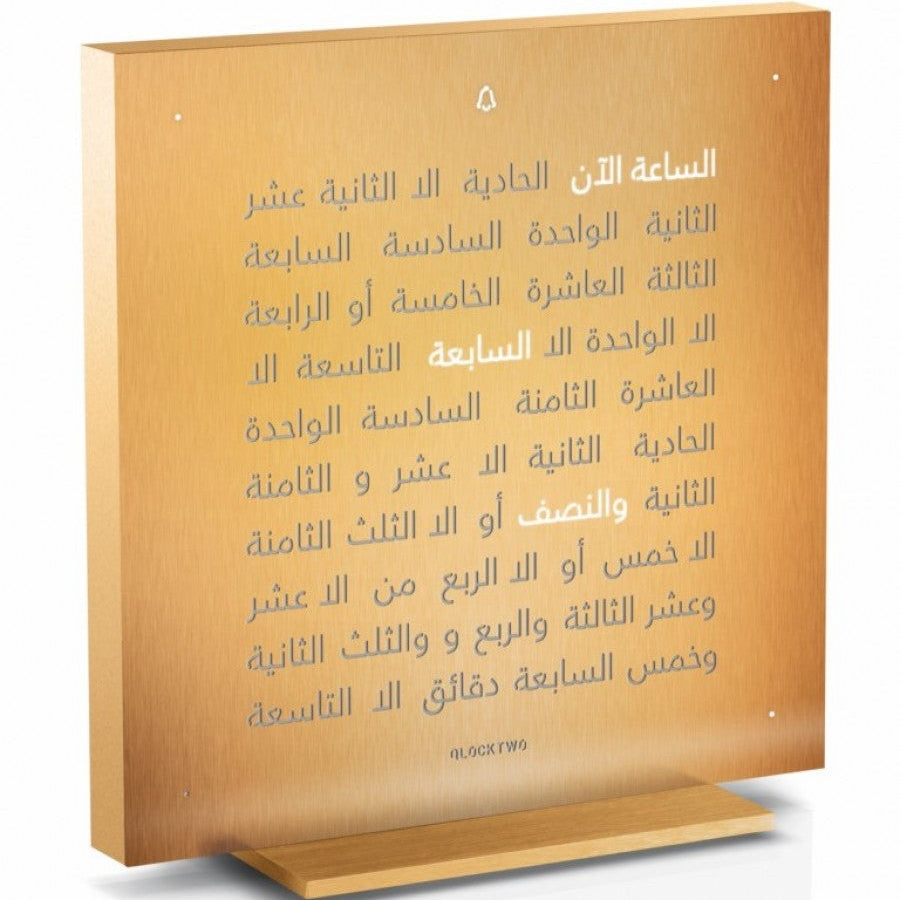 Ru’ya janibiyya lisa’at QLOCKTWO EARTH 13.5 Golden Legend – saa’at maktab faakhira bi-jism min al-fiddah al-mudhahhaba wa-‘ard waqt tipografi