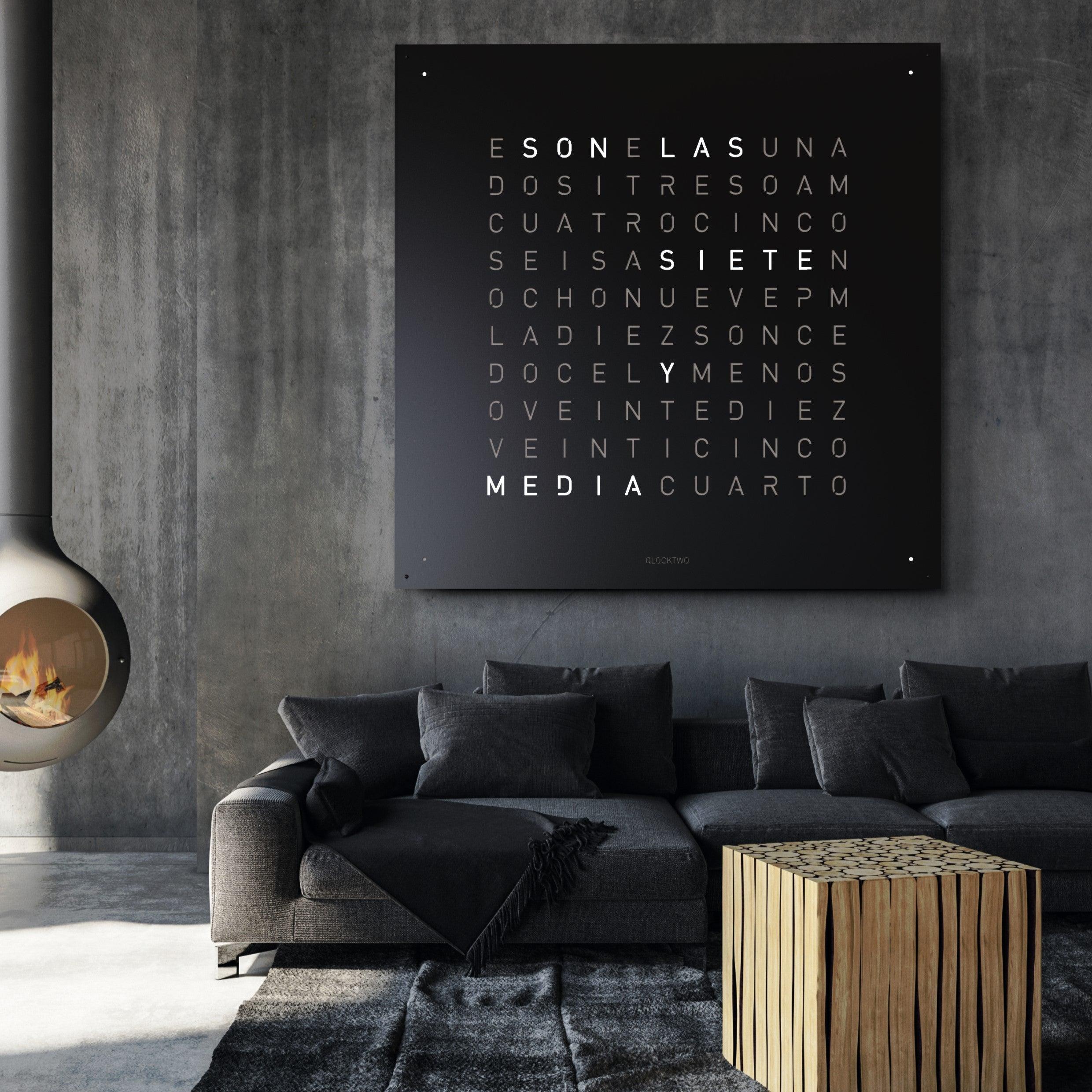QLOCKTWO EARTH 180 BLACK PEPPER – reloj de pared de lujo en negro mate, ideal para interiores sofisticados y arquitectura contemporánea