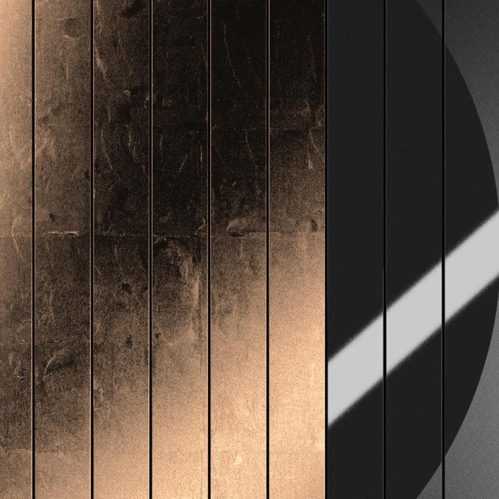 Feine Lichtreflexion auf der Oberfläche der QLOCKTWO MOON NIGHTFALL in Moon Gold – lebendige Textur für stilvolle Raumakzente