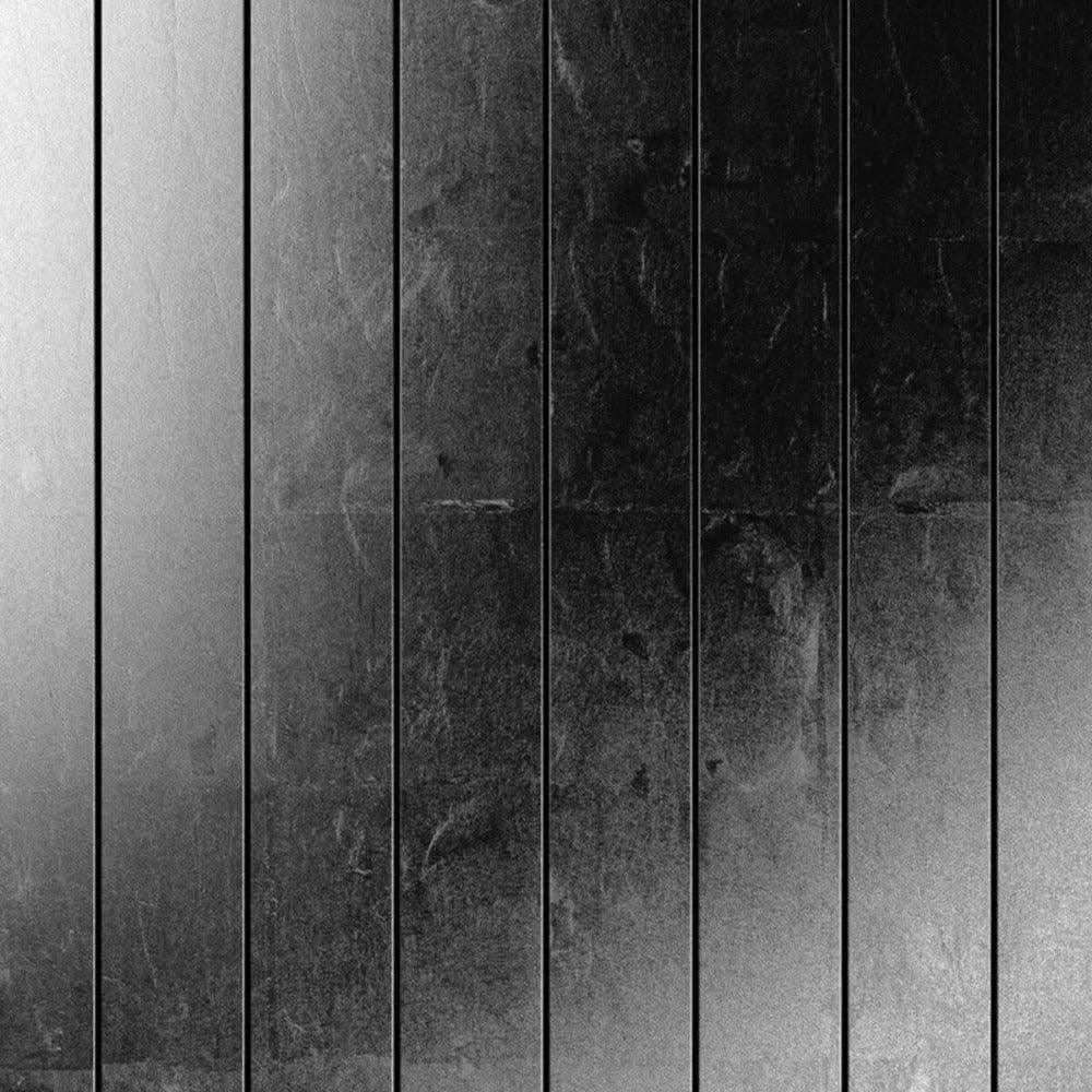 Detailansicht der Platin-Oberfläche der QLOCKTWO MOON NIGHTFALL – feines Metallfinish mit charaktervoller Struktur