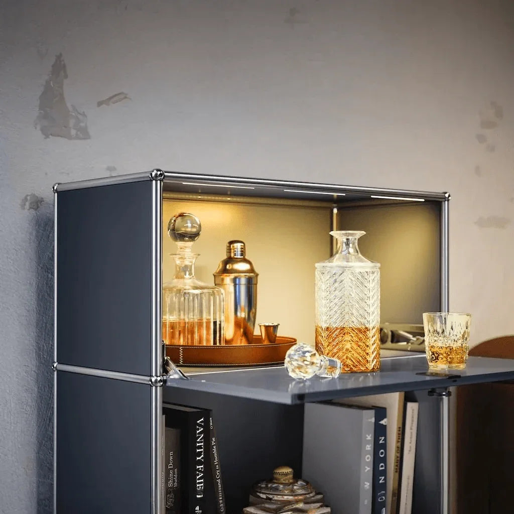 Regal M58 in Mittelgrau in einem skandinavisch inspirierten Wohnzimmer – offene Regalstruktur für Bücher, Vasen und Designobjekte im minimalistischen Stil