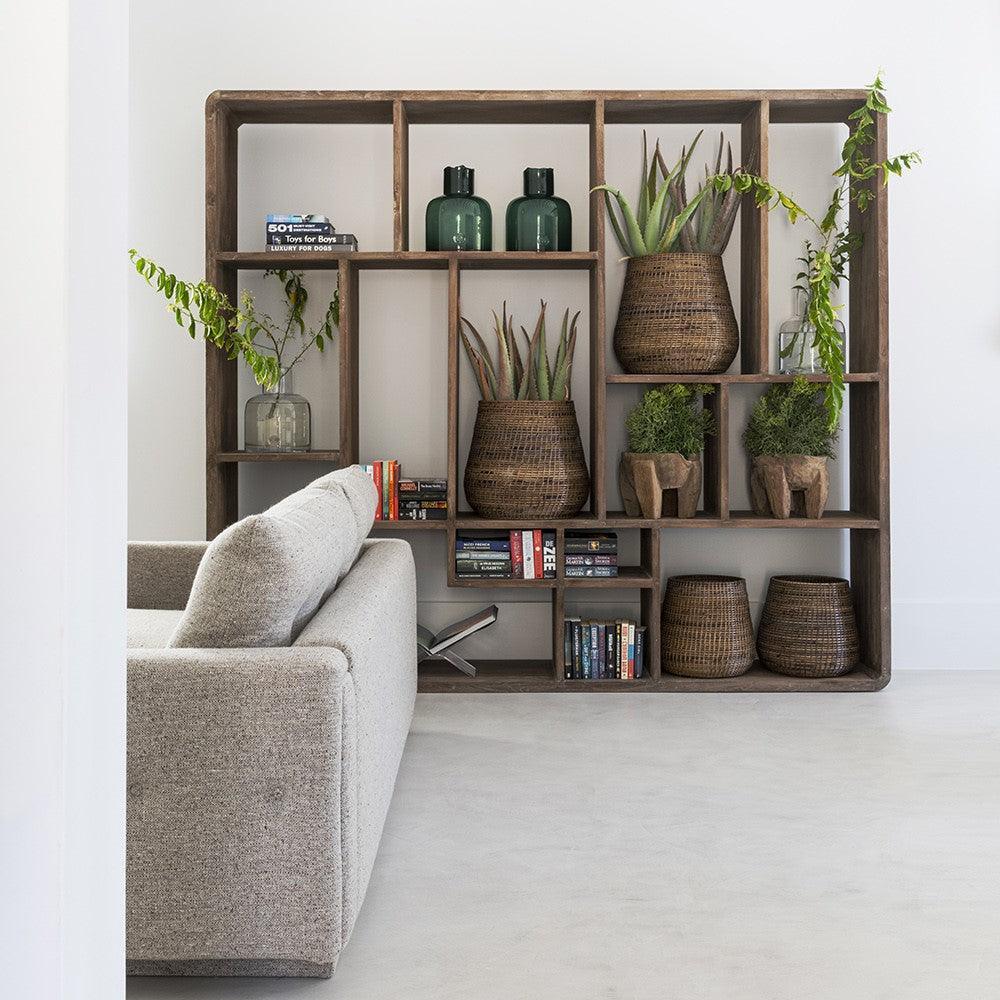 Gommaire Schrank SAAR Größe L stilvoll in einem modernen Wohnzimmer arrangiert – kombiniert mit Naturmaterialien, dezenten Farben und organischen Formen für ein harmonisches Wohnambiente