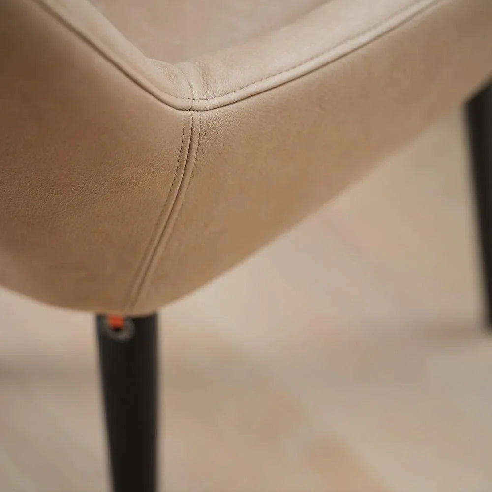 Detailaufnahme der Rückenlehne des SAGA C0110 mit sichtbarer Naht und hochwertiger Polsterverarbeitung