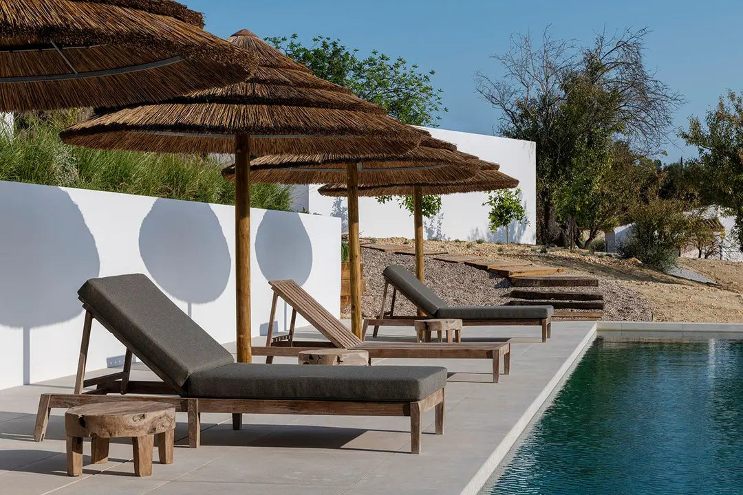 Beistelltisch SAMBA im Garten – Gommaire Outdoor-Tisch aus Teak mit dekorativen Elementen, natürlich integriert zwischen Loungemöbeln und Pflanzen