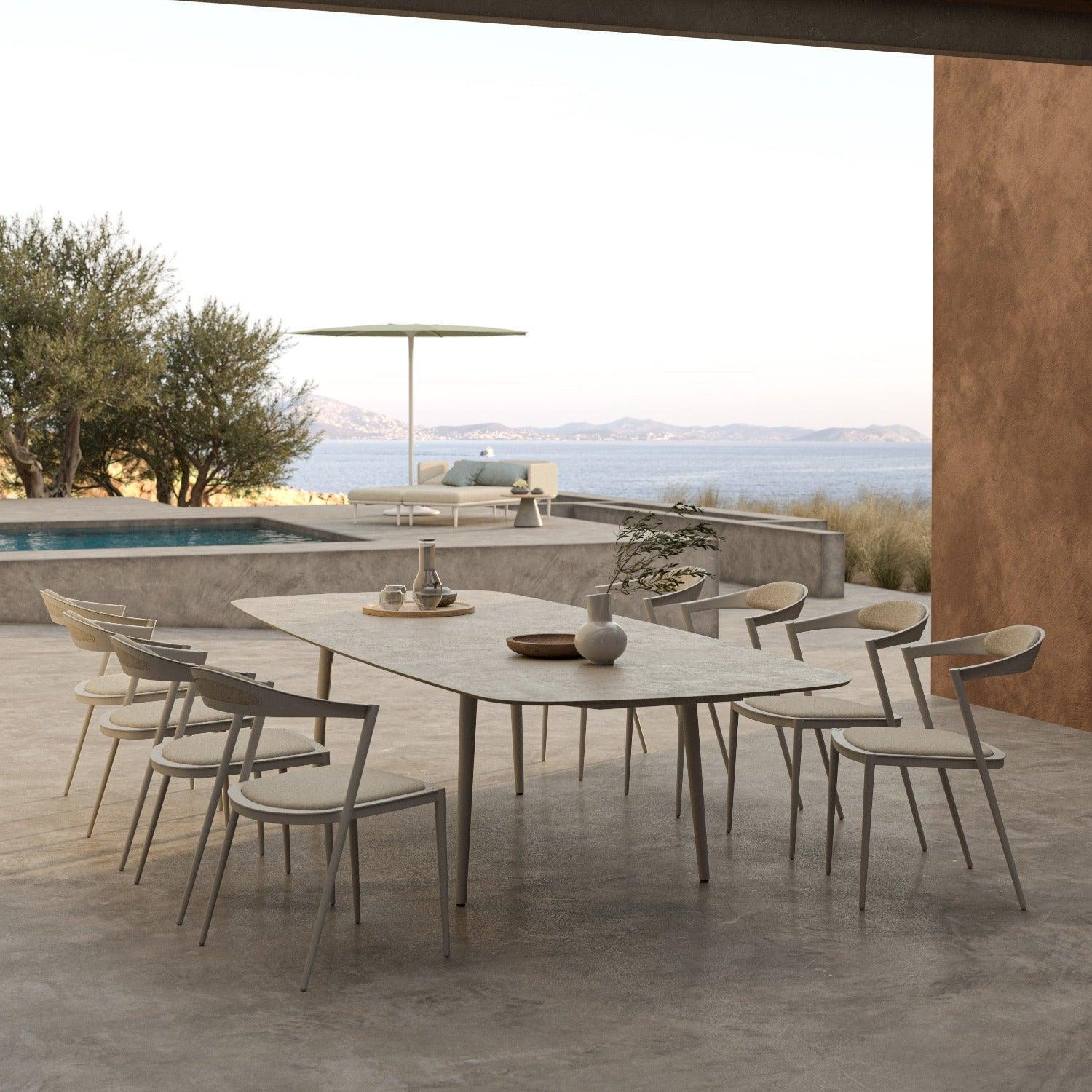 Acht STYLETTO 55 Stühle in Sand als Essgruppe – elegantes Arrangement für stilvolles Outdoor-Dining