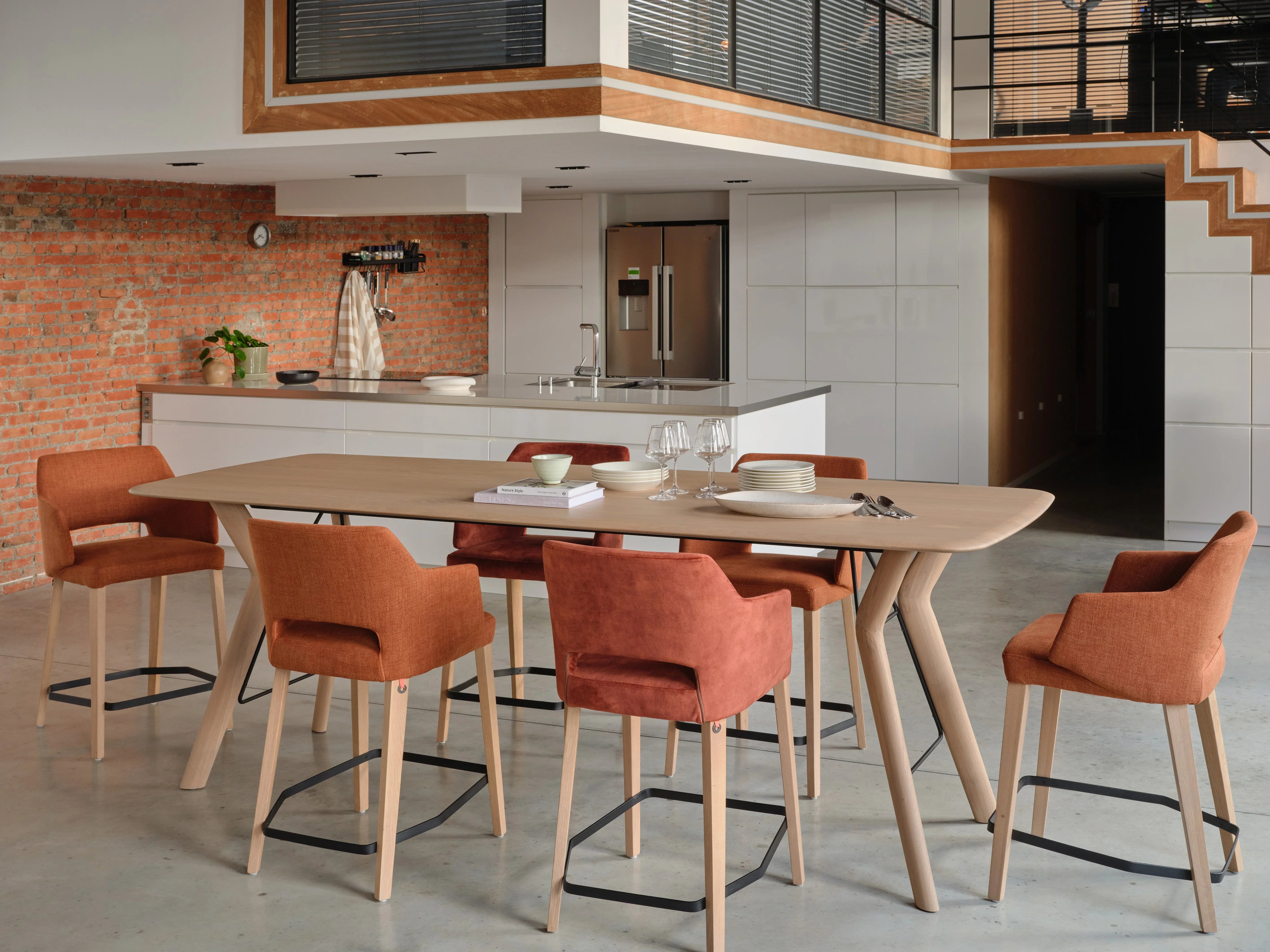 RAVA T1300 in Eiche in einem modernen Homeoffice mit natürlicher Beleuchtung und minimalistischer Ausstattung