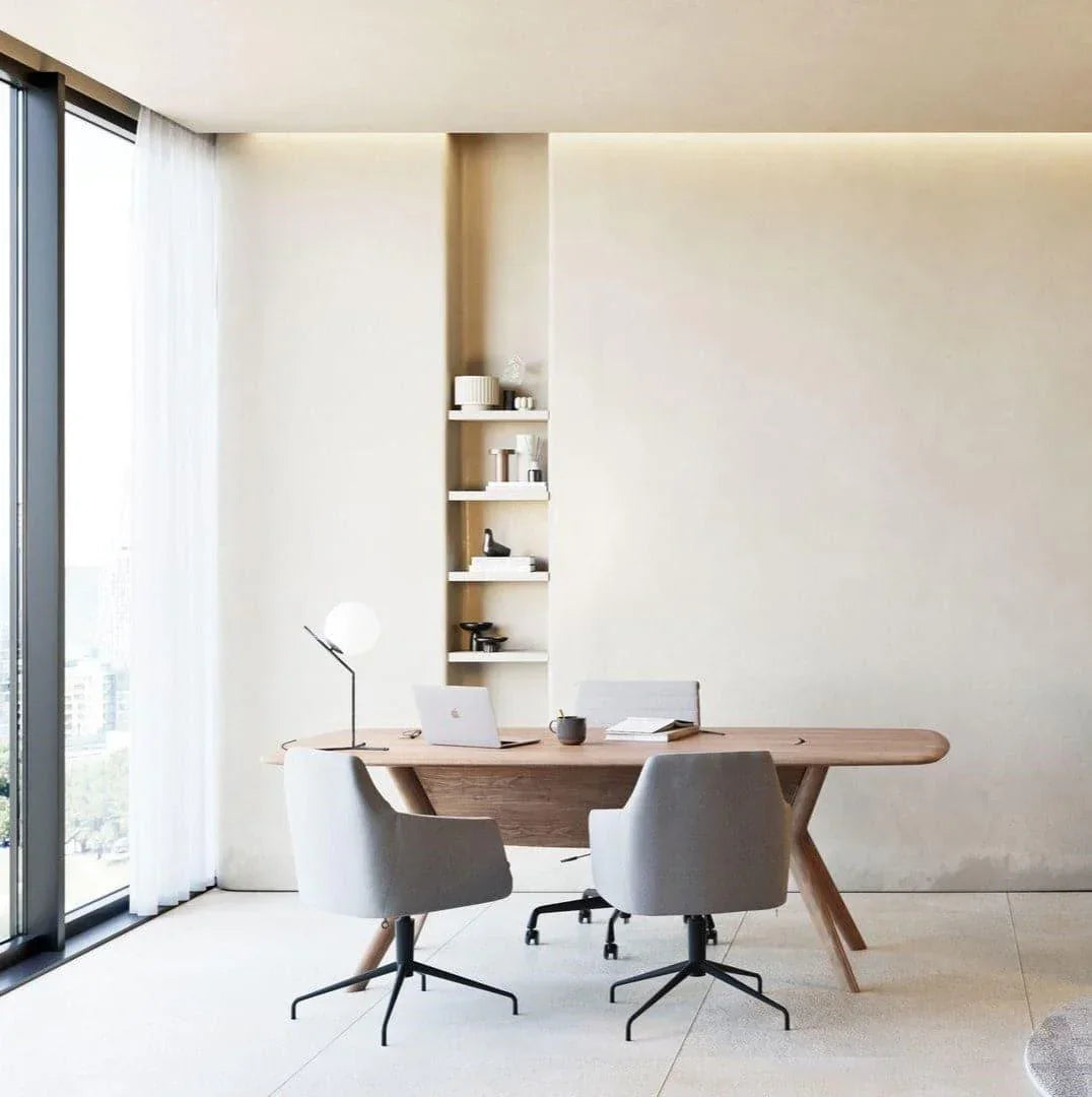 Einrichtungsbeispiel mit TRAVA T4714 – Arbeitstisch in Eiche in modernem Büro mit klarer, natürlicher Atmosphäre