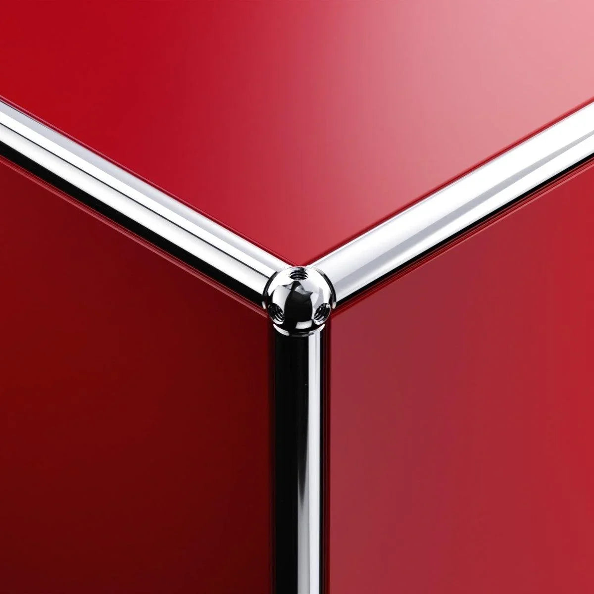 Kantensicht des USM Haller Beistelltischs M21 in Rubinrot – detailreiche Aufnahme der präzisen Verarbeitung und ikonischen Farbgebung im modularen Möbeldesign