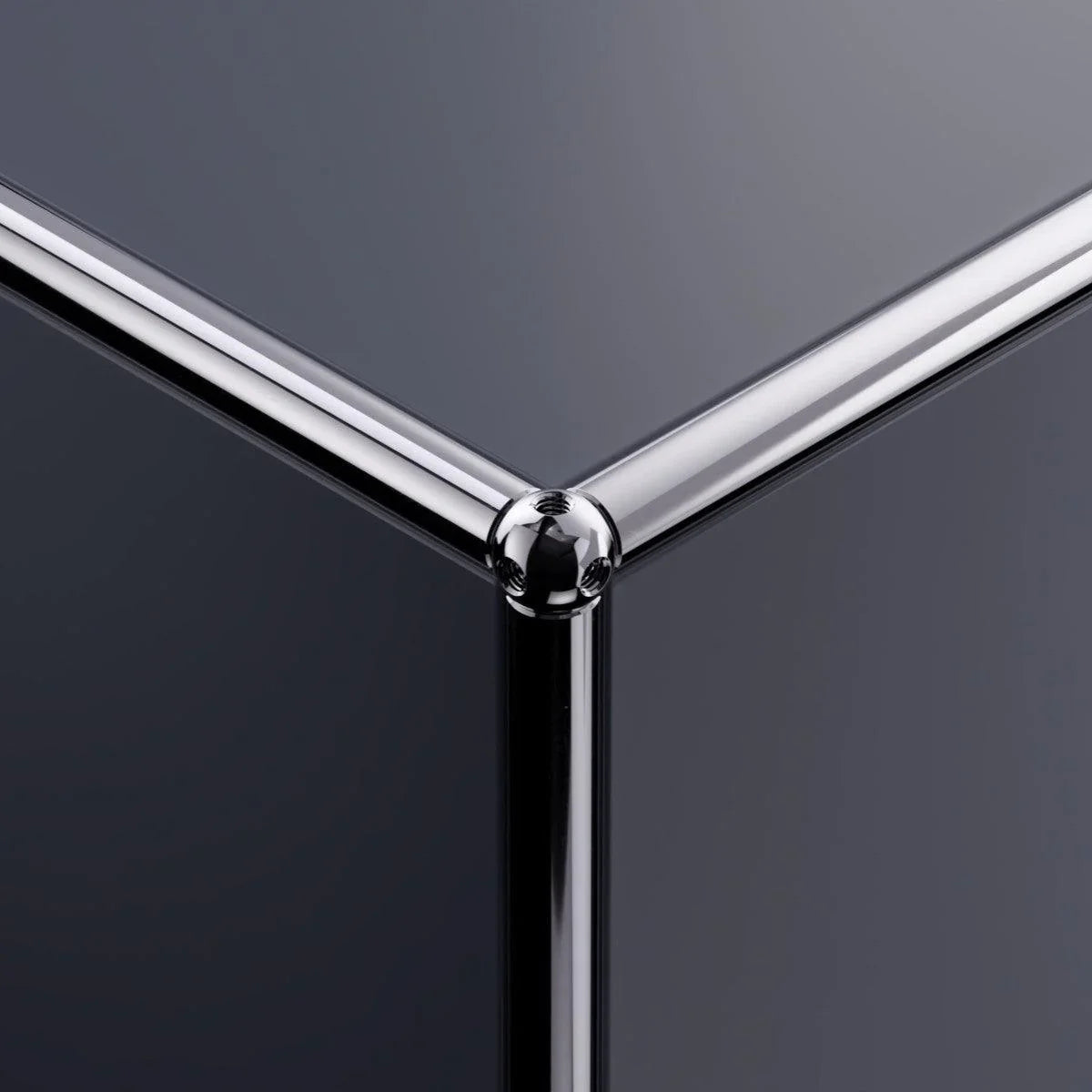 Kantensicht des USM Haller Beistelltischs M22 in Anthrazitgrau – detailreiche Aufnahme der hochwertigen Verarbeitung, klaren Linien und modularen Bauweise im eleganten Grauton