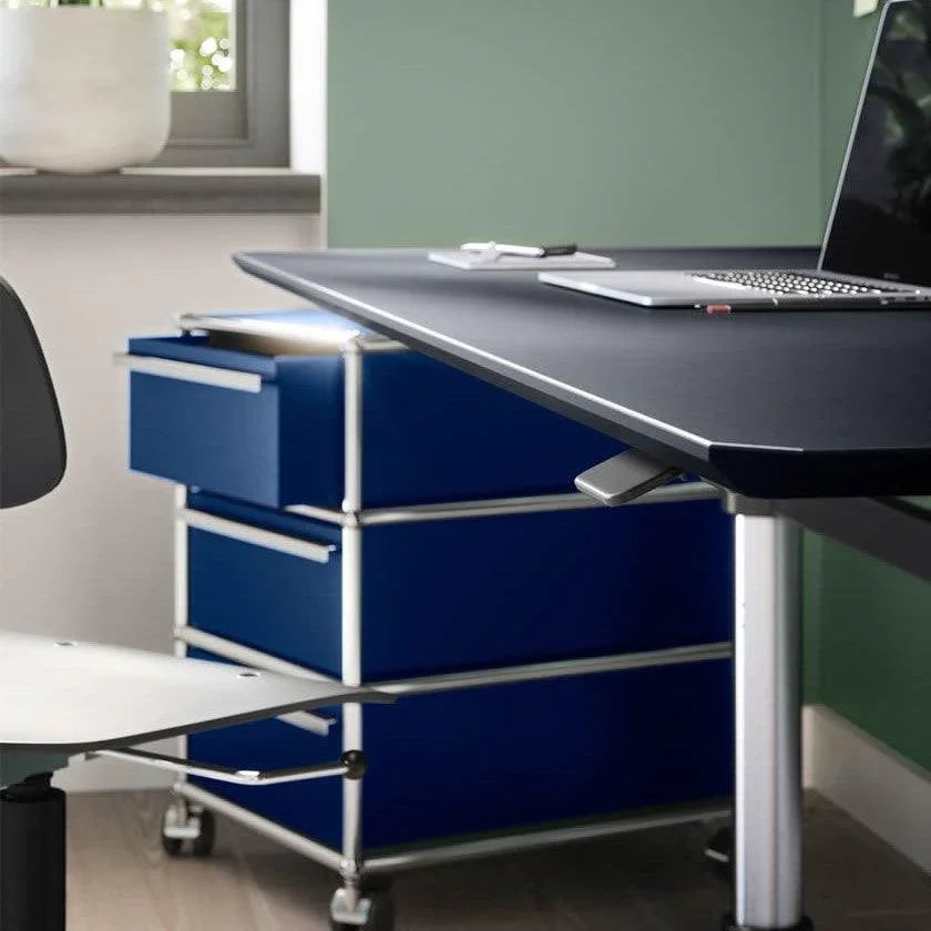 Enzianblauer Rollcontainer M26 von USM Haller in offener Teambereich-Einrichtung – praktischer Stauraum mit Farbakzent für agiles Arbeiten und strukturierte Workflows