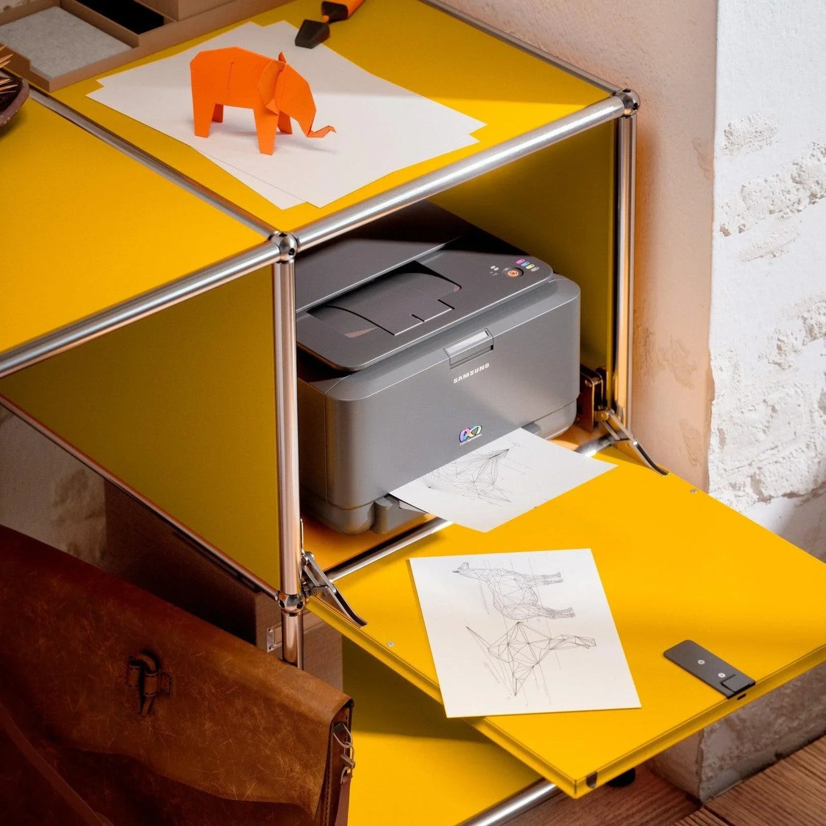 Offener USM Haller Schreibtisch B21 in Goldgelb – Detailansicht mit geöffneter Stauraumeinheit, ideal zur strukturierten Aufbewahrung im Office oder kreativen Workspace