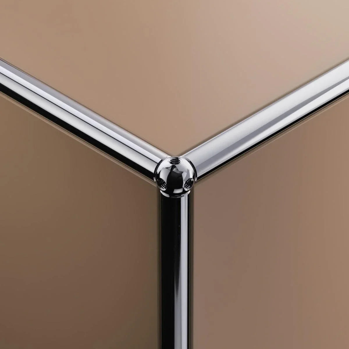 Kantenansicht des Sideboards E2 in Beige – dezente Farbwirkung und exakte Metallstruktur für stimmige Räume
