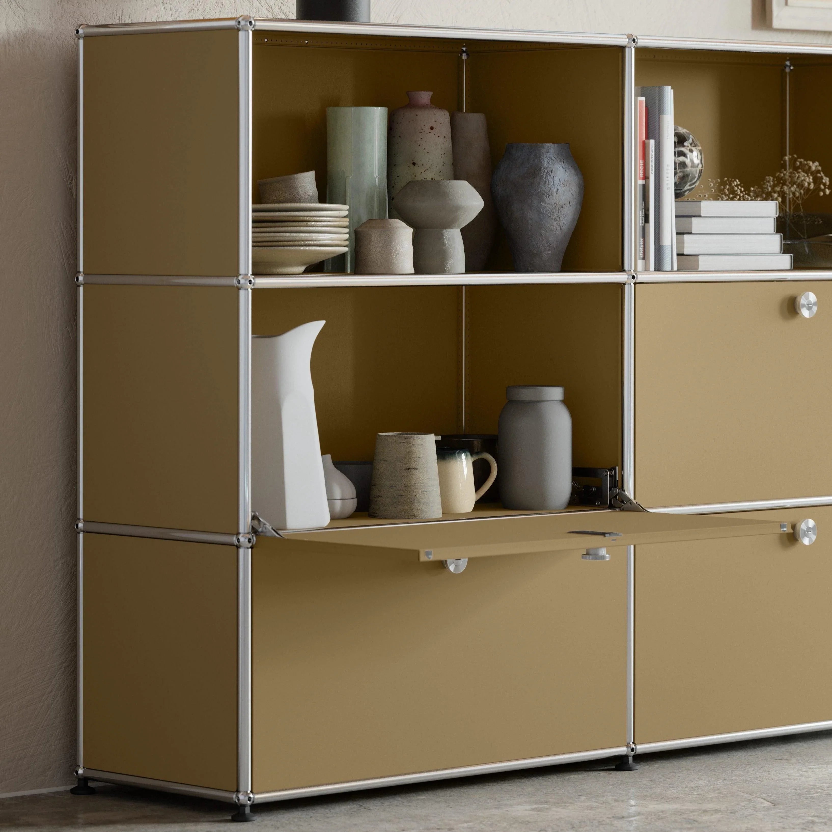 Beispielhafte Einrichtung mit dem USM Haller Sideboard M64 in Beige im modernen Wohnzimmer – stilvoller Stauraum und dezente Eleganz im modularen Design
