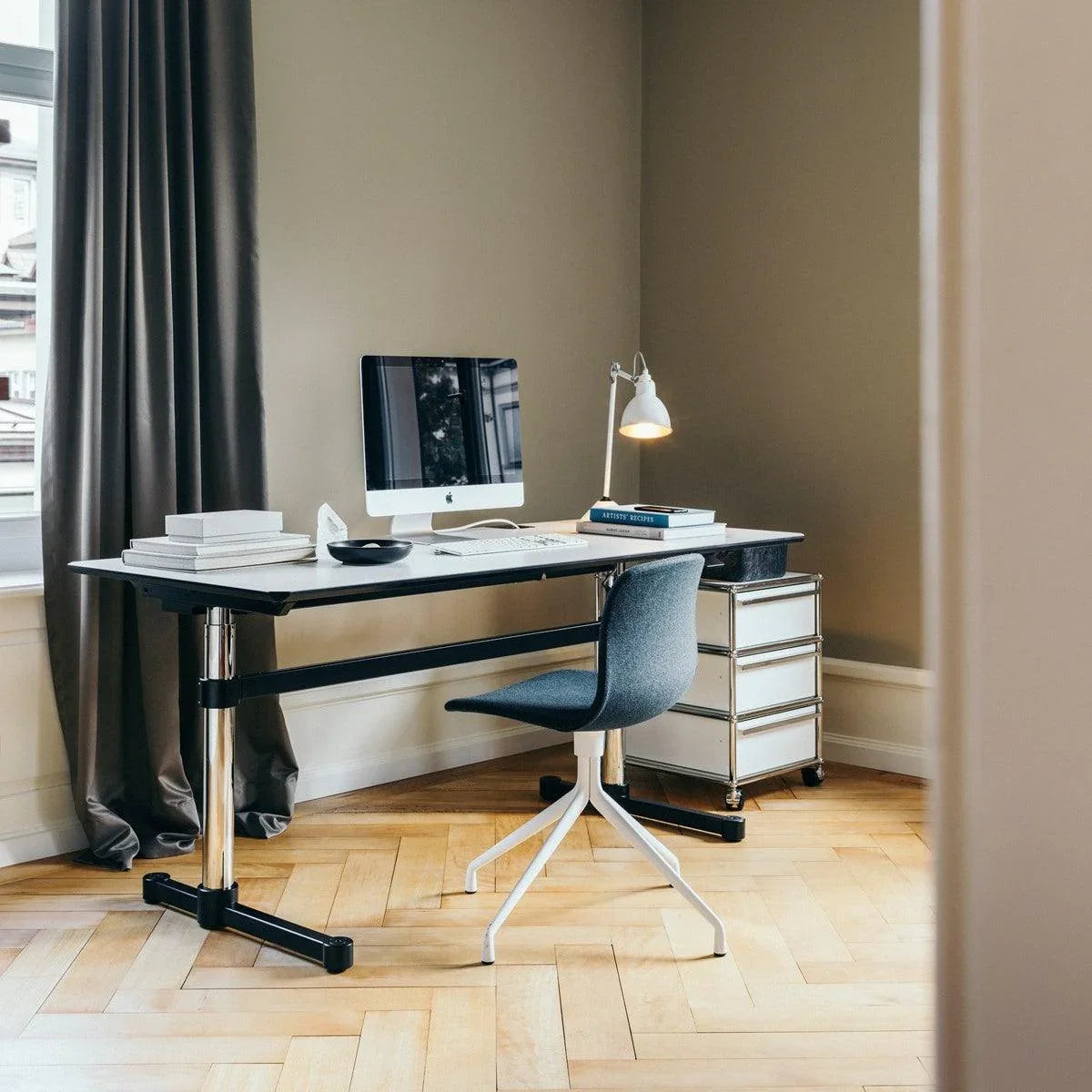 USM Kitos M Tisch in Kunstharz Perlgrau als höhenverstellbarer Schreibtisch im Homeoffice – ergonomisches Designmöbel für stilbewusste Arbeitsplätze zu Hause