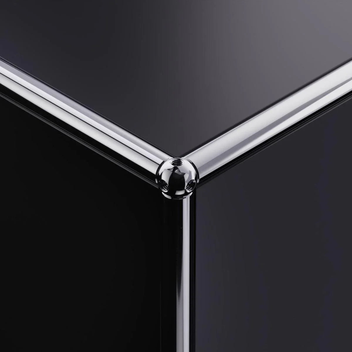 Kantensicht der USM Kommode M25 in Graphitschwarz – präzise Verarbeitung, klare Linien und hochwertige Materialien im Detail