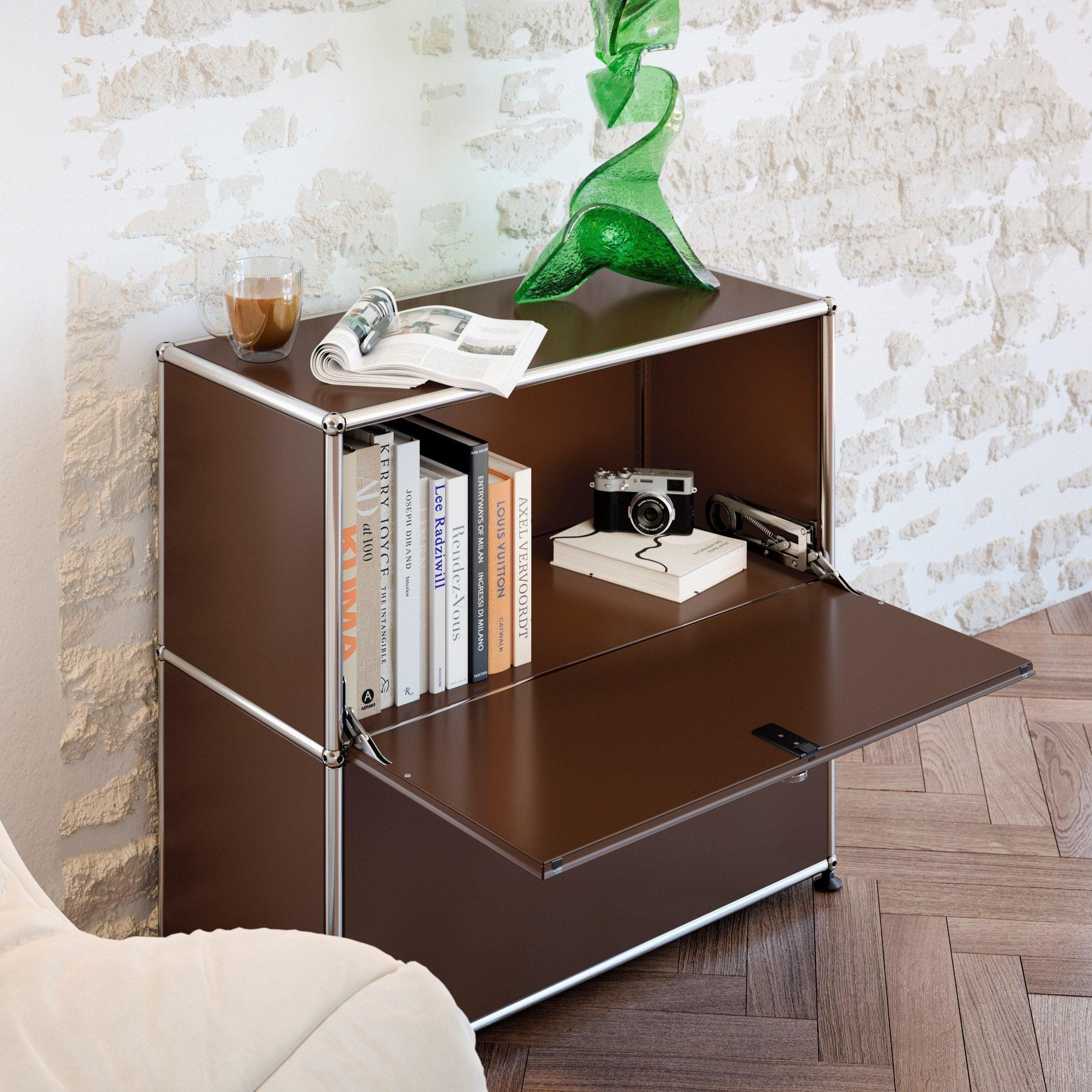 Kommode S2 von USM Haller in USM Braun – funktionale Beispieleinrichtung im Homeoffice mit modularer Stauraumlösung in wohnlicher Farbgebung für produktives Arbeiten
