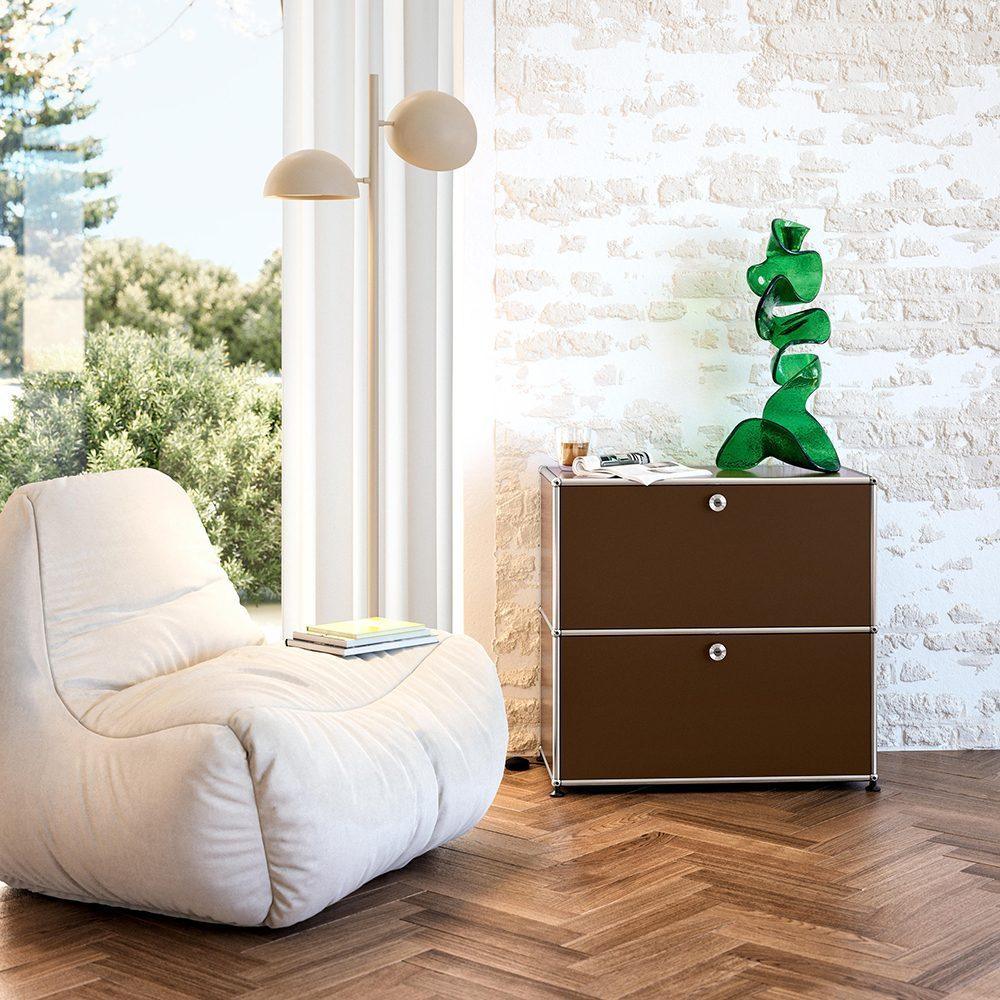 USM Haller Kommode S2 in USM Braun – stilvolle Einrichtung im Wohnzimmer mit warmtonigem Designmöbel für harmonische Raumgestaltung und eleganten Stauraum