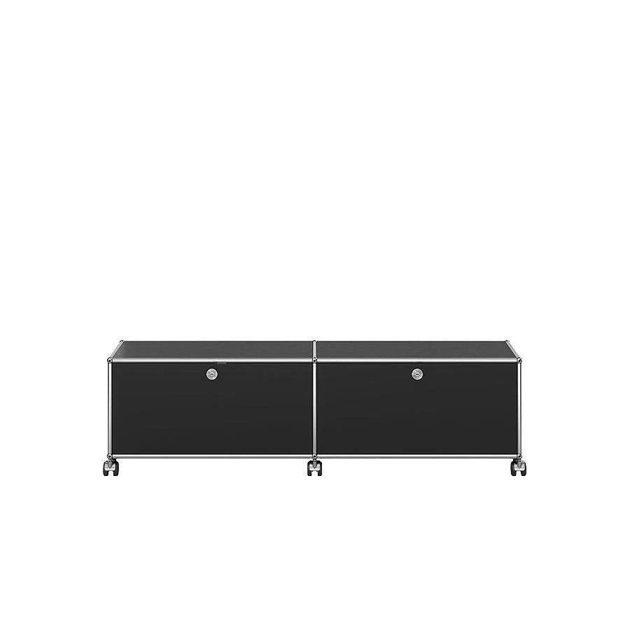 Graphitschwarzes Lowboard M61 von USM – tiefdunkles Designobjekt mit klarer Linienführung, ideal als TV-Board oder modernes Medienmöbel