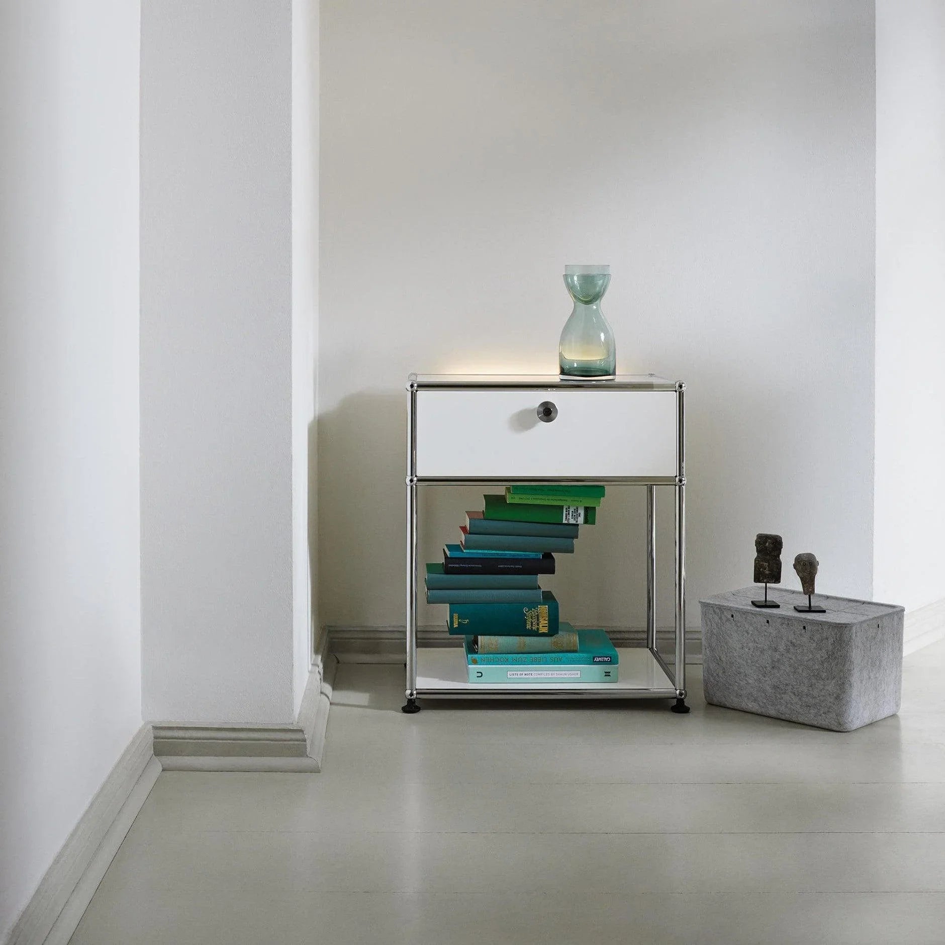 USM Haller Nachttisch M54 in Reinweiß – minimalistisches Designmöbel neben dem Bett, ideal für moderne Schlafzimmer mit klarer, heller Einrichtung